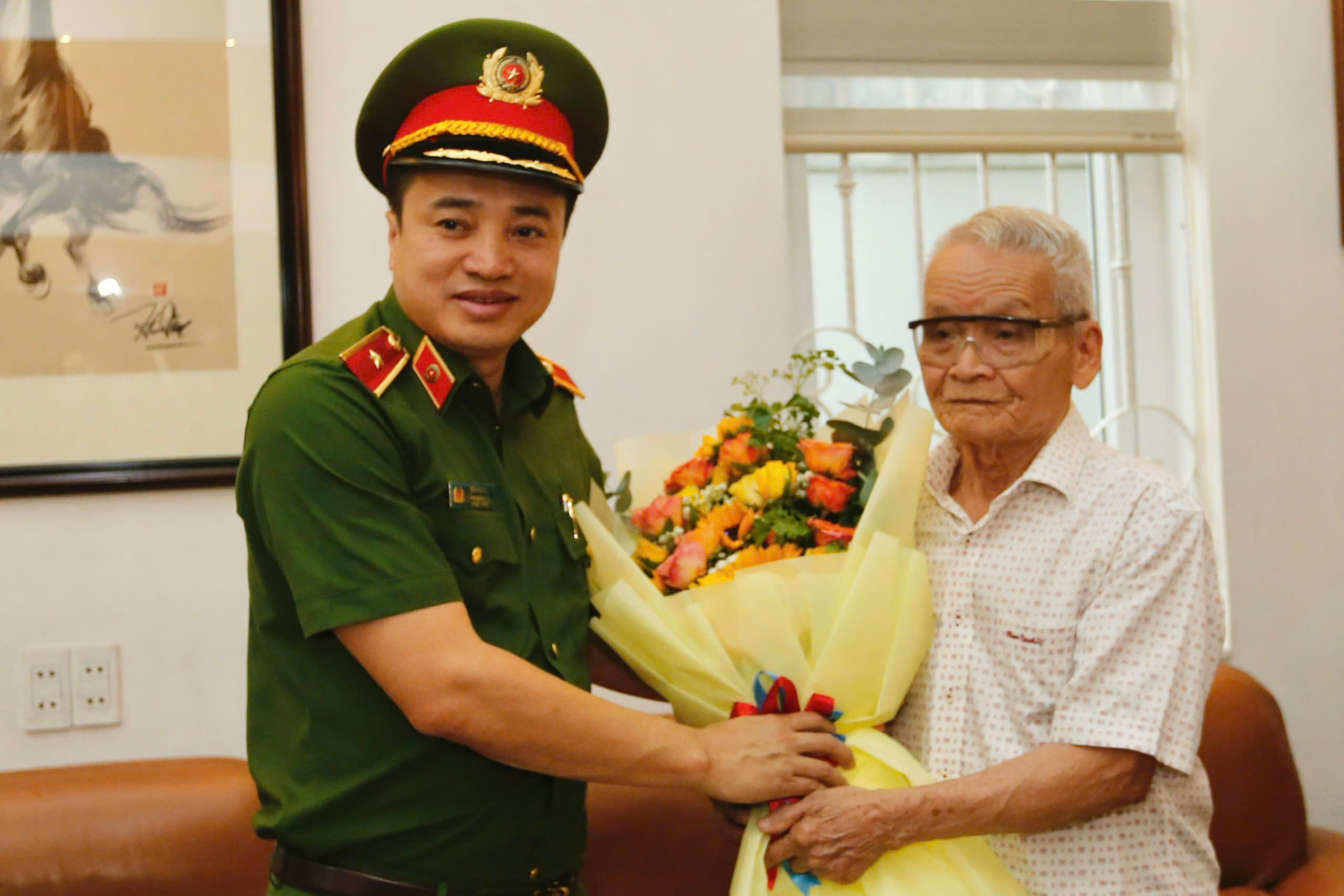 Thiếu tướng Mai Hoàng, phó giám đốc Công an TP.HCM thăm, chúc thọ các cụ cao tuổi - Ảnh 1.