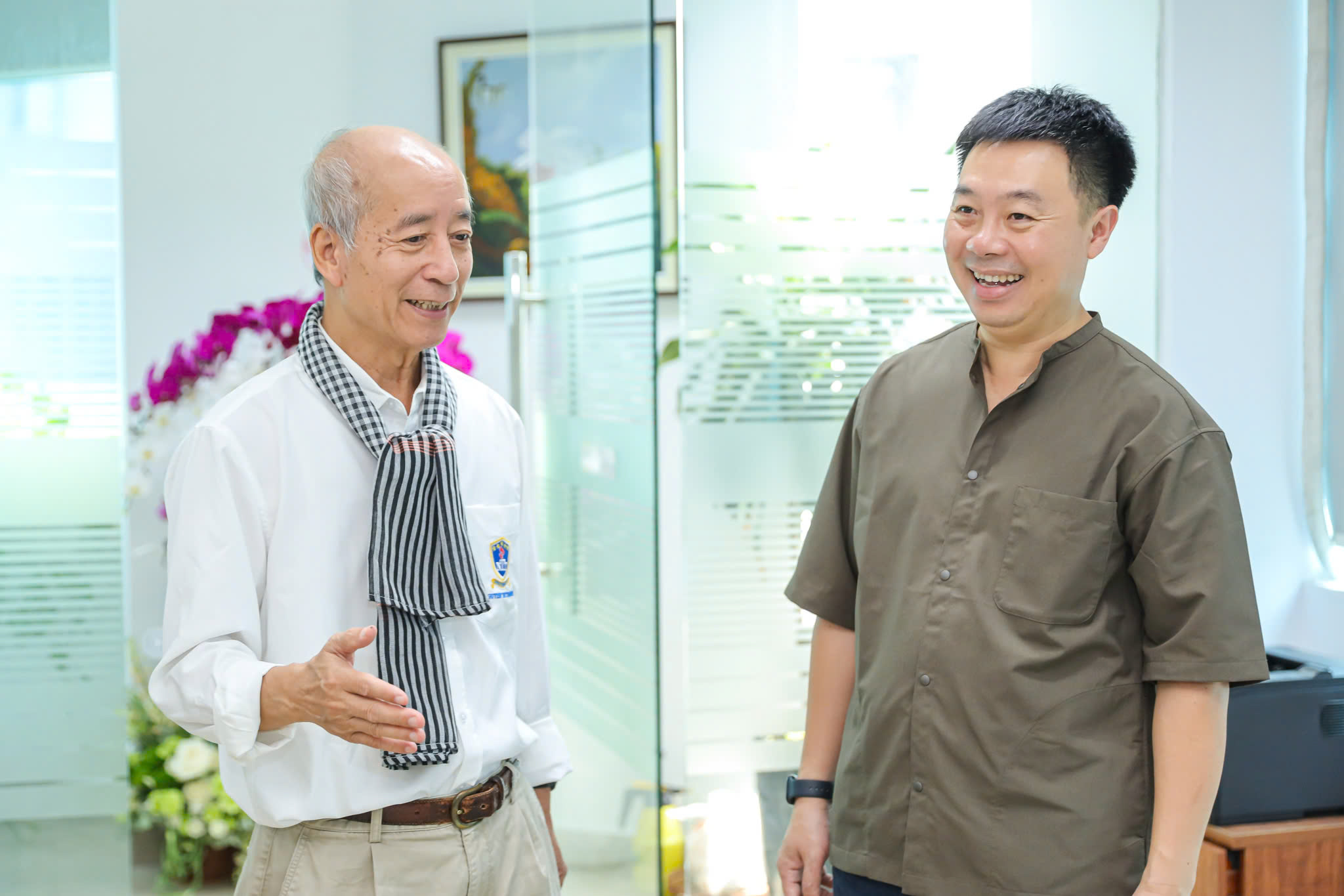- Ảnh 3. Chuyến thăm đặc biệt của thầy trò Trường đại học Nguyễn Tất Thành đến văn phòng Tuổi Trẻ tại Hà Nội - Ảnh 4.