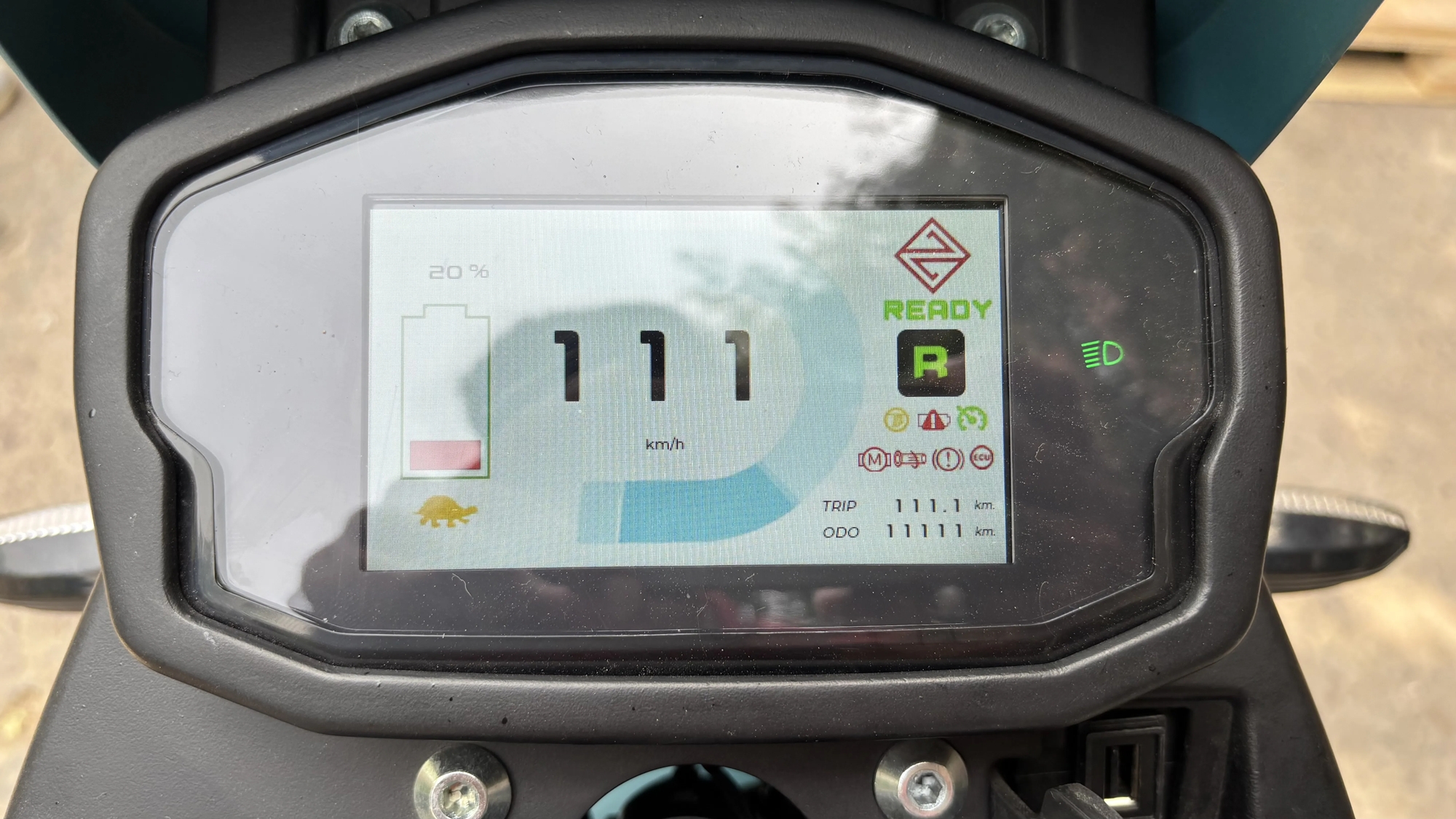 Cựu giám đốc Tesla ra mắt xe máy điện giá ngang Wave, tùy chọn thuê/đổi pin, chạy 100km/sạc - Ảnh 11.