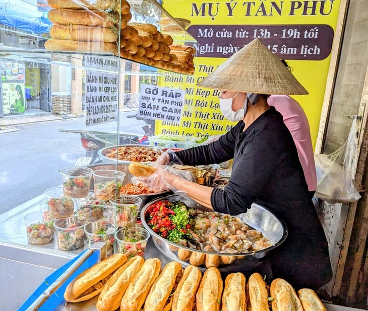 Hidden alley spot brings Hue flavor of ‘banh mi bot loc’ to Ho Chi Minh City- Ảnh 1. Hidden alley spot brings Hue flavor of ‘banh mi bot loc’ to Ho Chi Minh City- Ảnh 1.