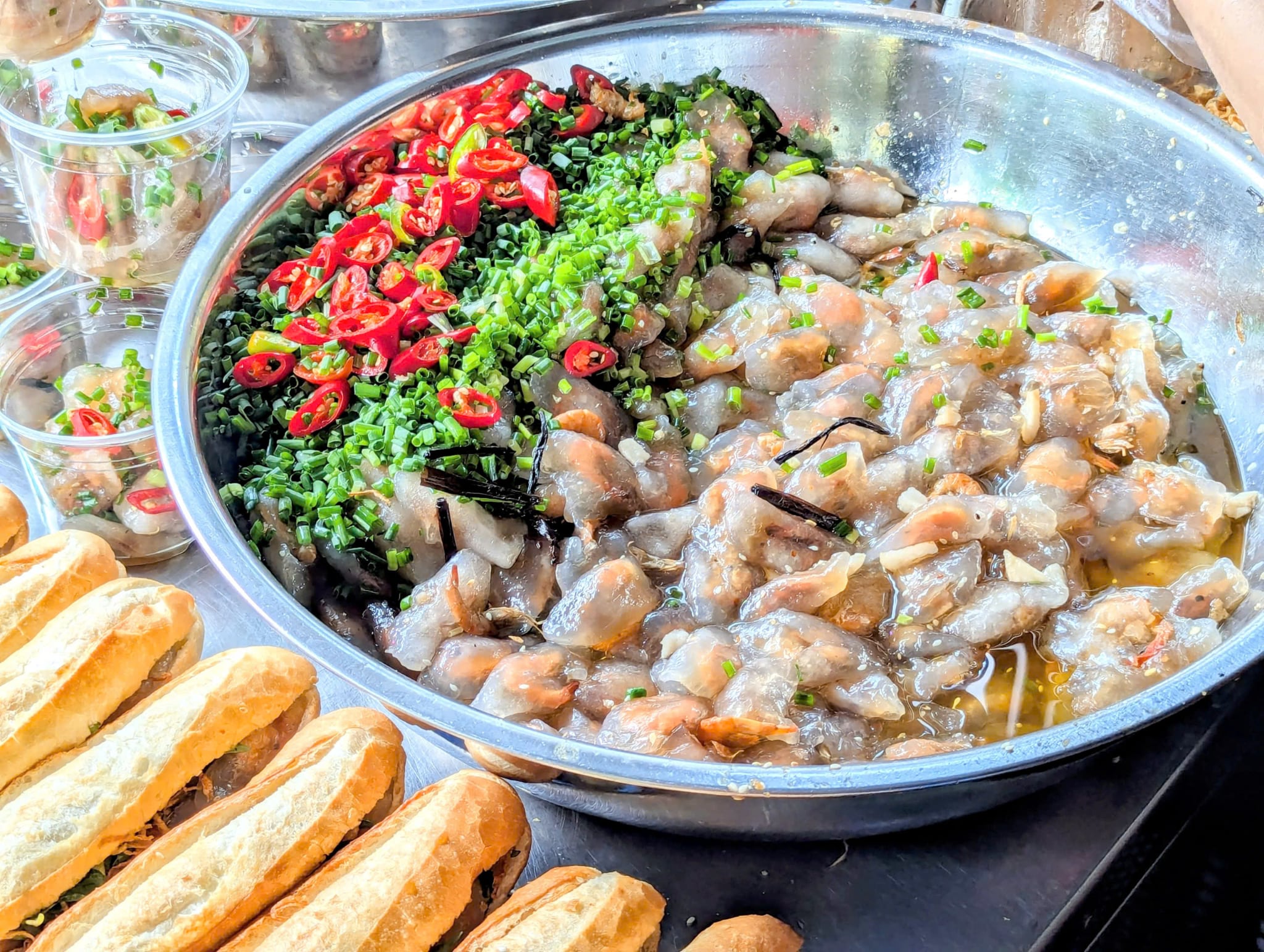 Hidden alley spot brings Hue flavor of ‘banh mi bot loc’ to Ho Chi Minh City- Ảnh 3. Hidden alley spot brings Hue flavor of ‘banh mi bot loc’ to Ho Chi Minh City- Ảnh 3.