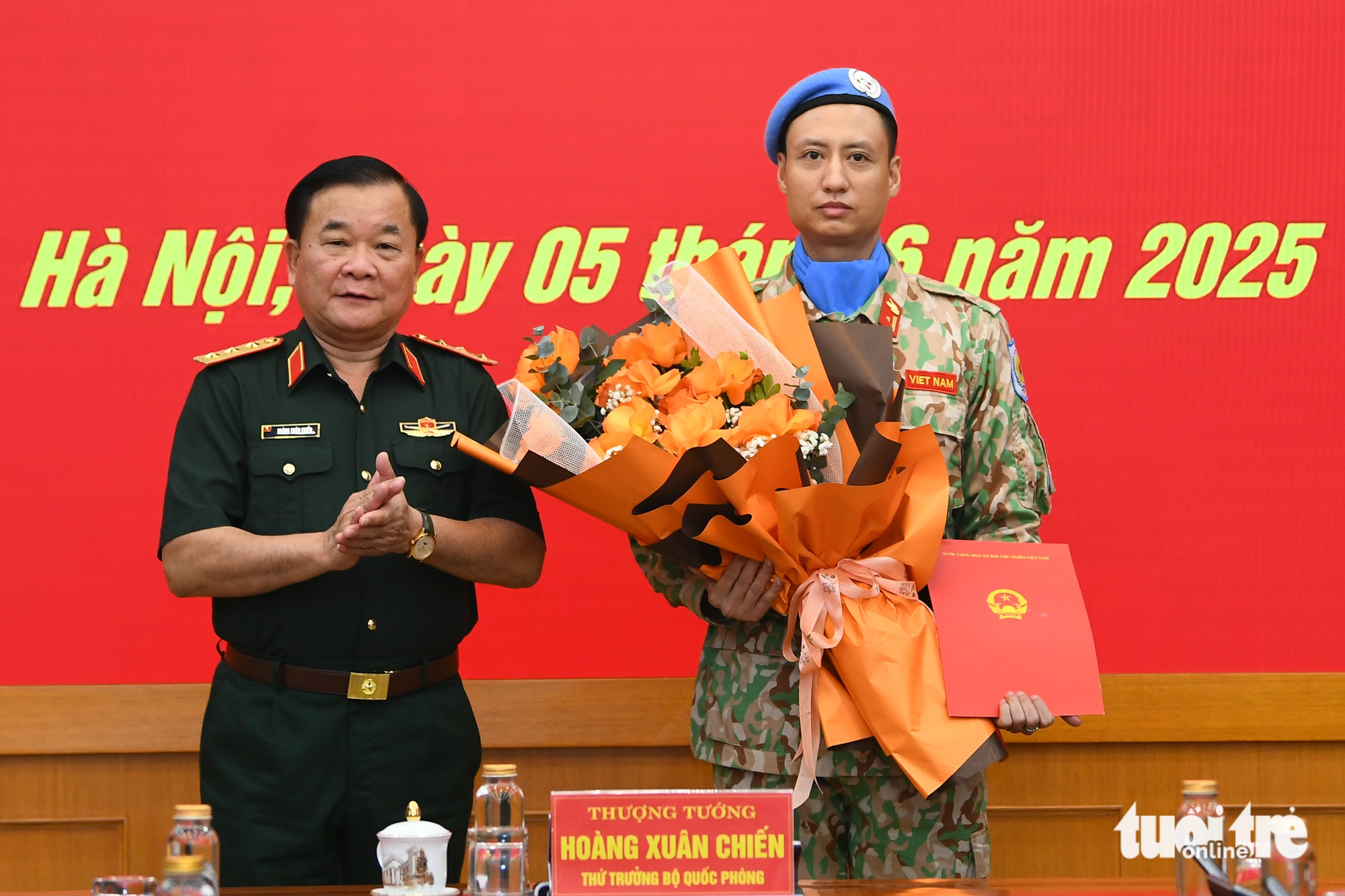 Bộ Quốc phòng trao quyết định của Chủ tịch nước cho sĩ quan làm nhiệm vụ gìn giữ hòa bình - Ảnh 1.