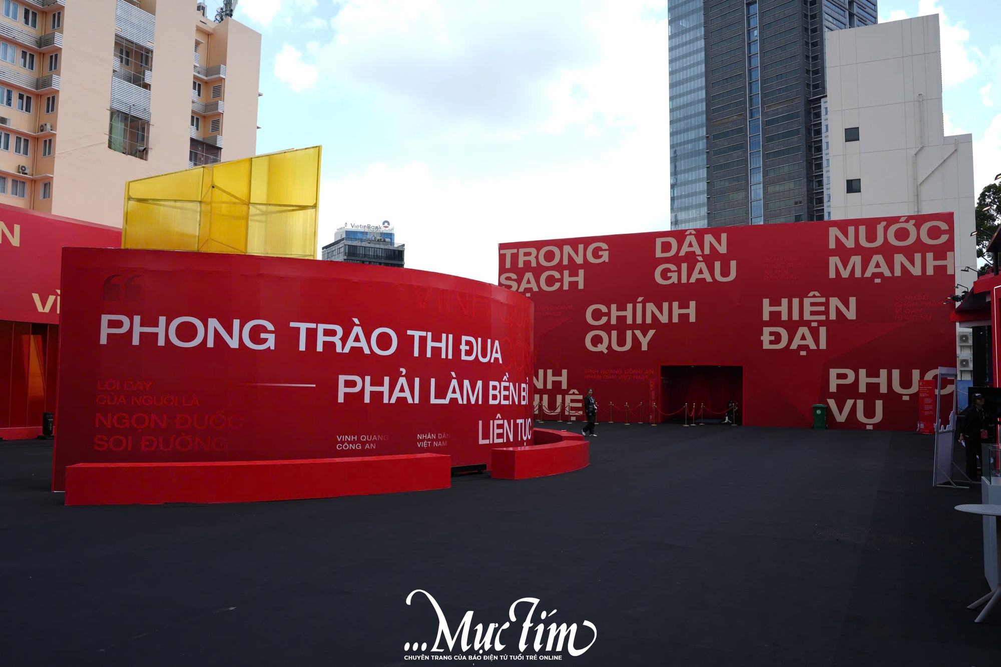 Người dân TP.HCM hào hứng với triển lãm Vinh quang Công an nhân dân Việt Nam - Ảnh 2.