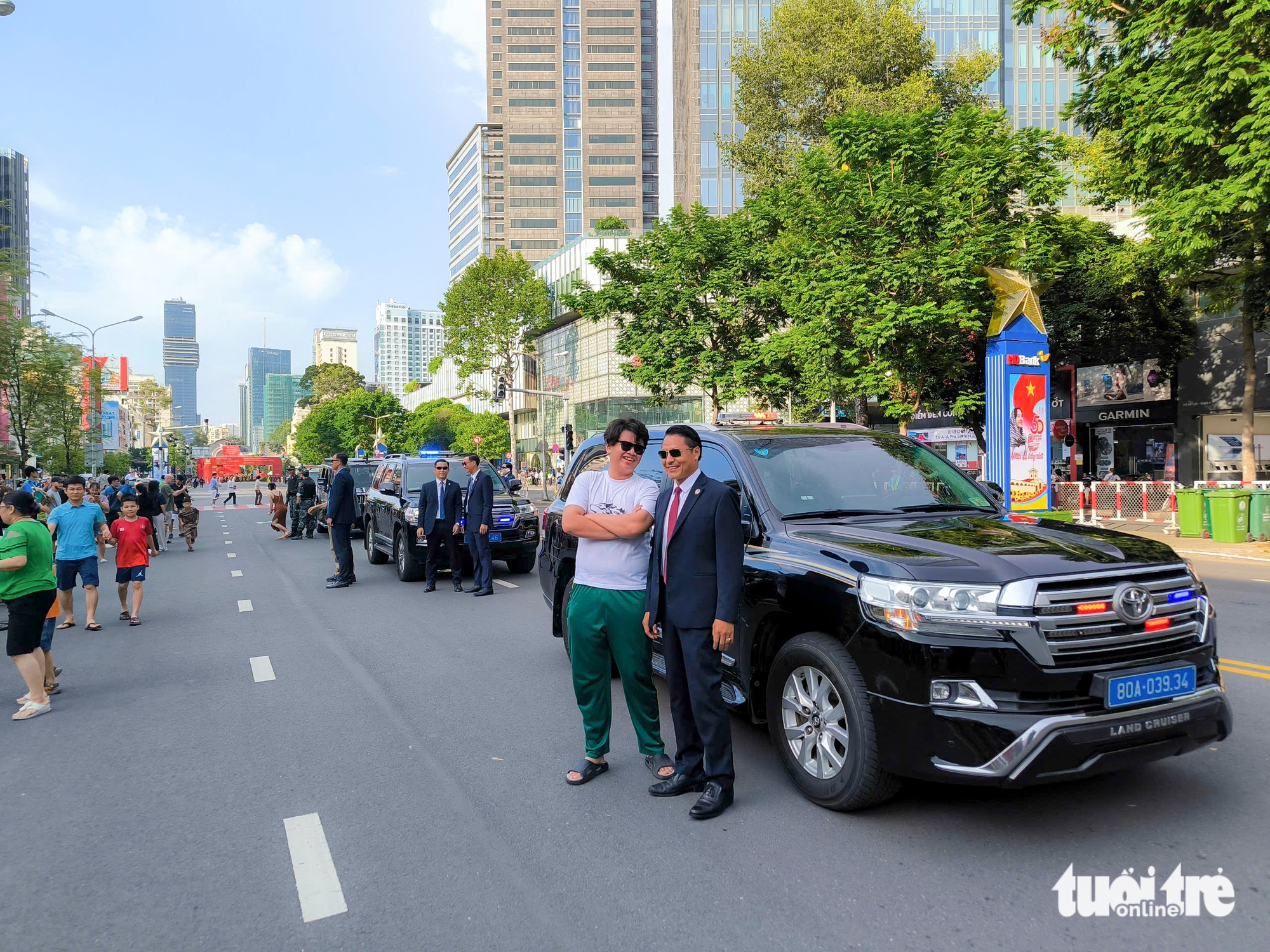 Phố Lê Lợi rộn ràng khoảnh khắc người dân giao lưu cùng lực lượng cảnh vệ - Ảnh 10.