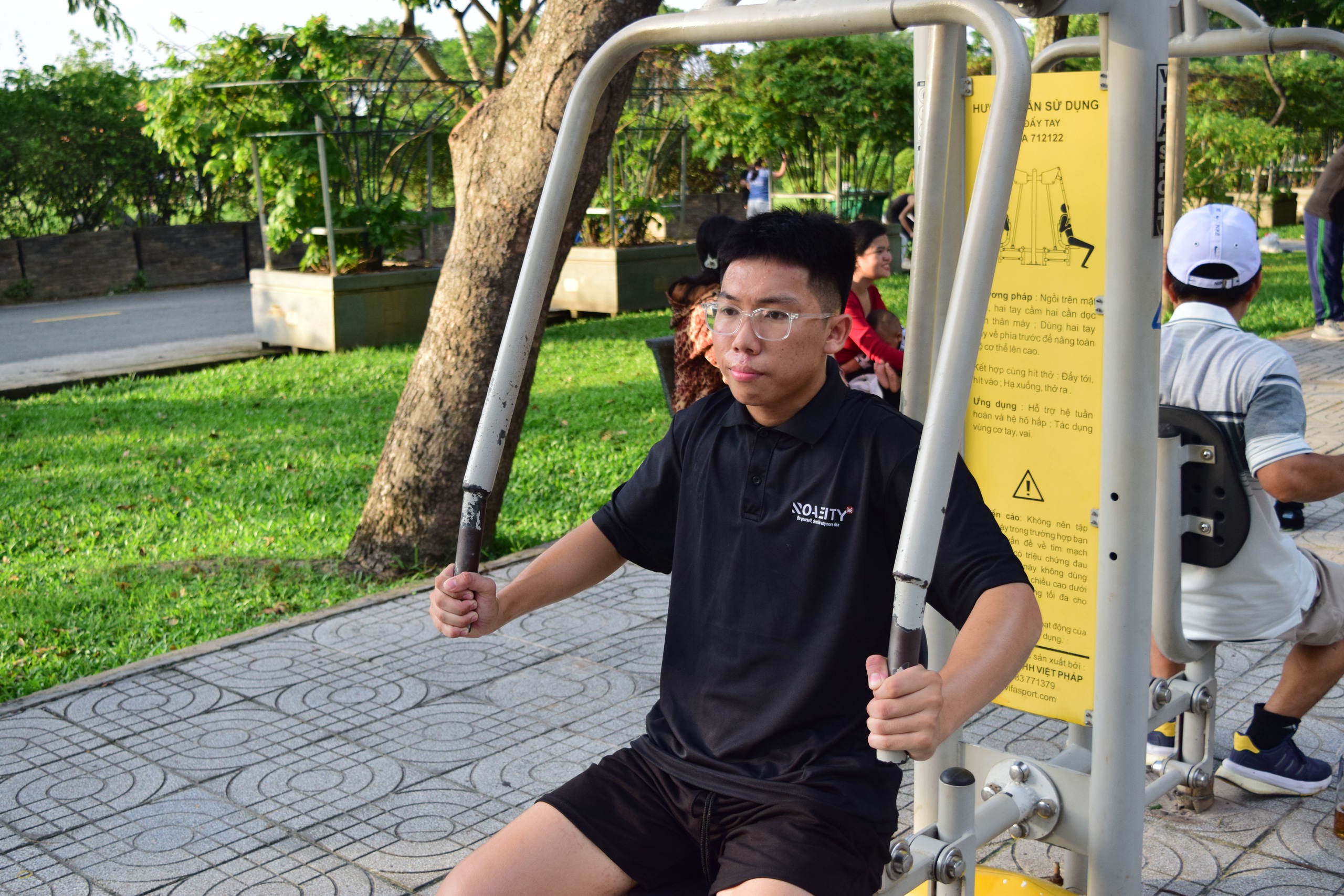 Giới trẻ TP.HCM thích thú thể dục công viên - Ảnh 3.