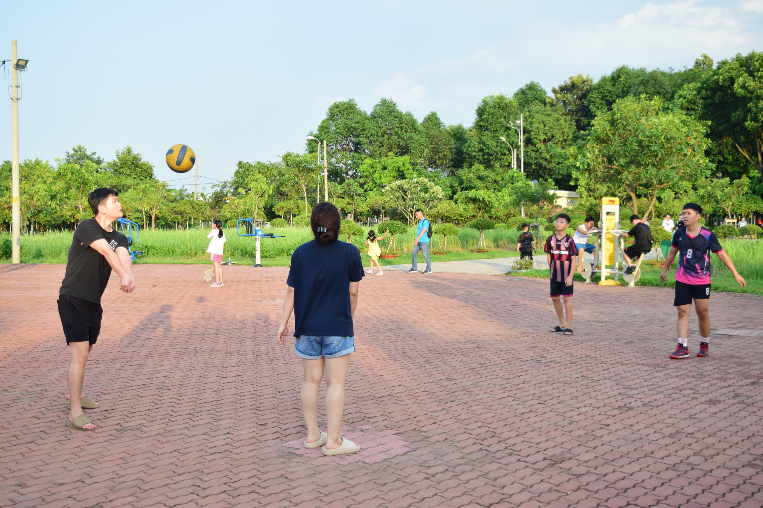 Giới trẻ TP.HCM thích thú thể dục công viên - Ảnh 4.