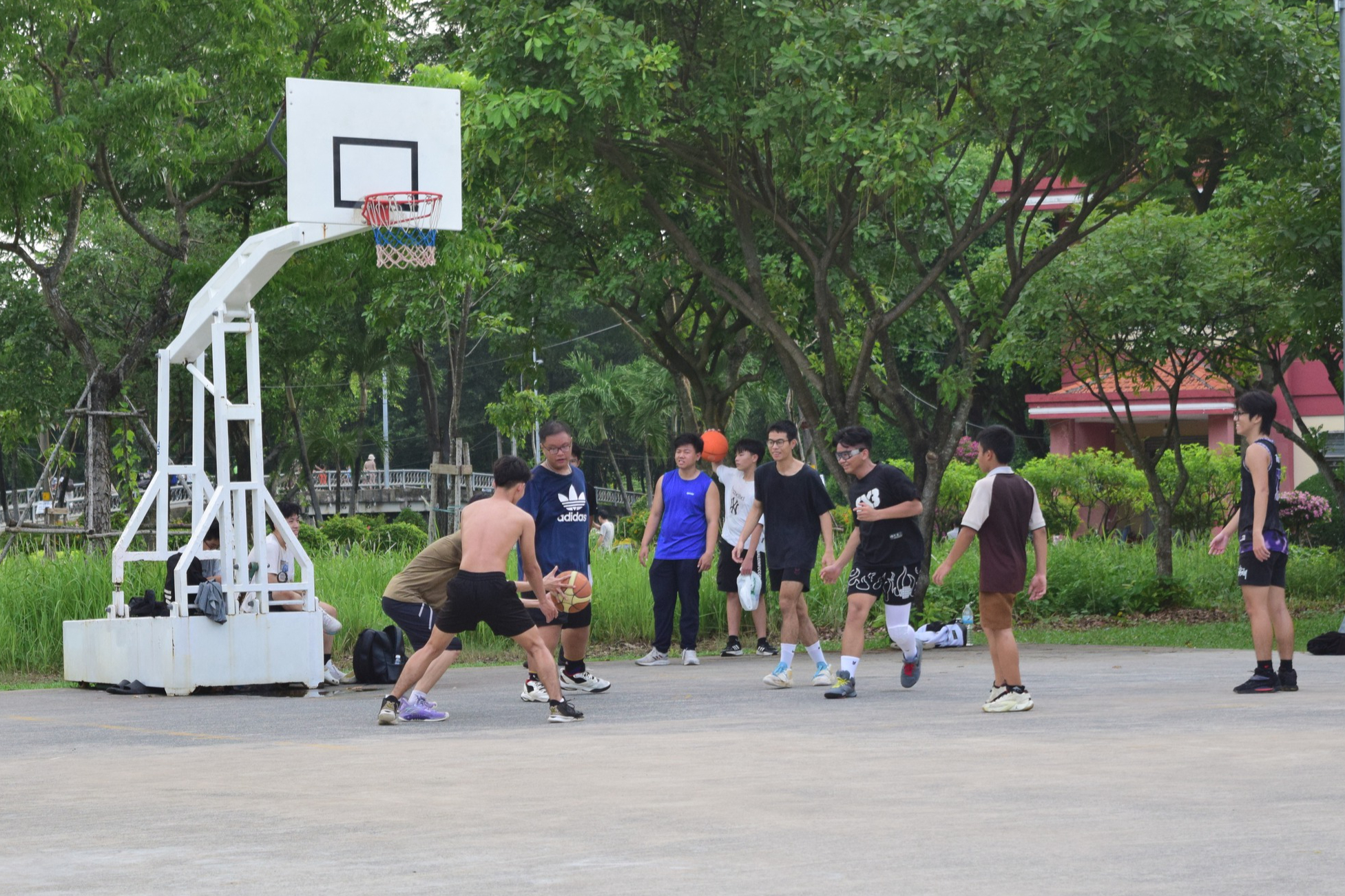 Giới trẻ TP.HCM thích thú thể dục công viên - Ảnh 1.