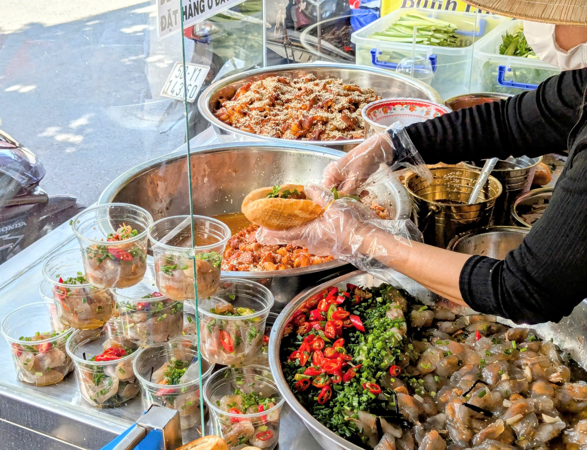 Hidden alley spot brings Hue flavor of ‘banh mi bot loc’ to Ho Chi Minh City- Ảnh 2. Hidden alley spot brings Hue flavor of ‘banh mi bot loc’ to Ho Chi Minh City- Ảnh 2.
