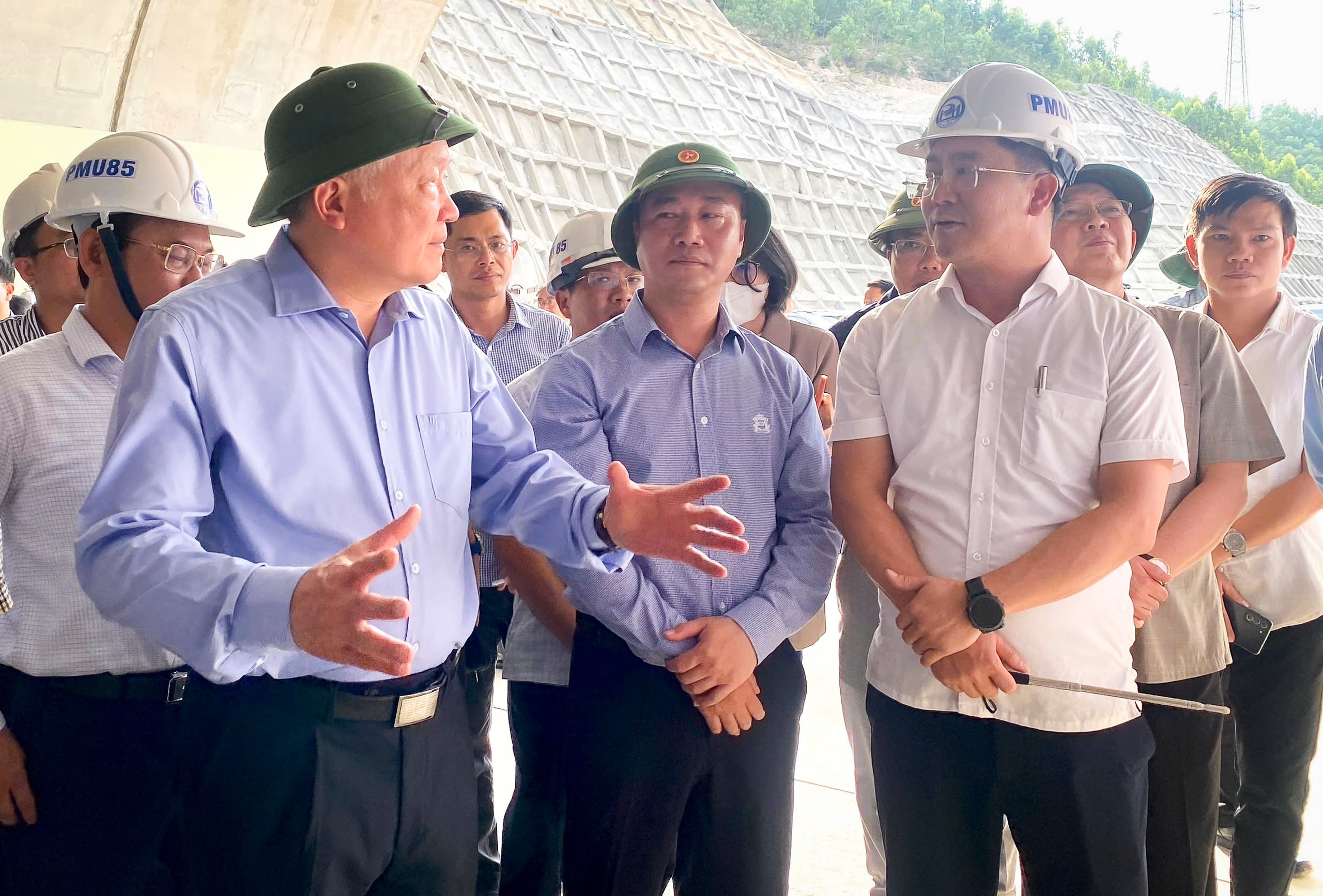 Phó thủ tướng Nguyễn Hòa Bình kiểm tra cao tốc Quy Nhơn - Chí Thạnh - Ảnh 1.
