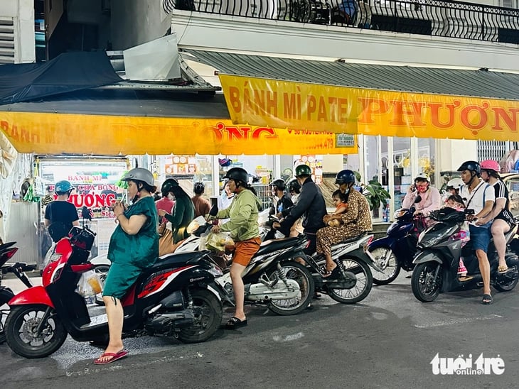 What to do in Long Xuyen City, a Mekong Delta hub of history and cuisine - Ảnh 5.