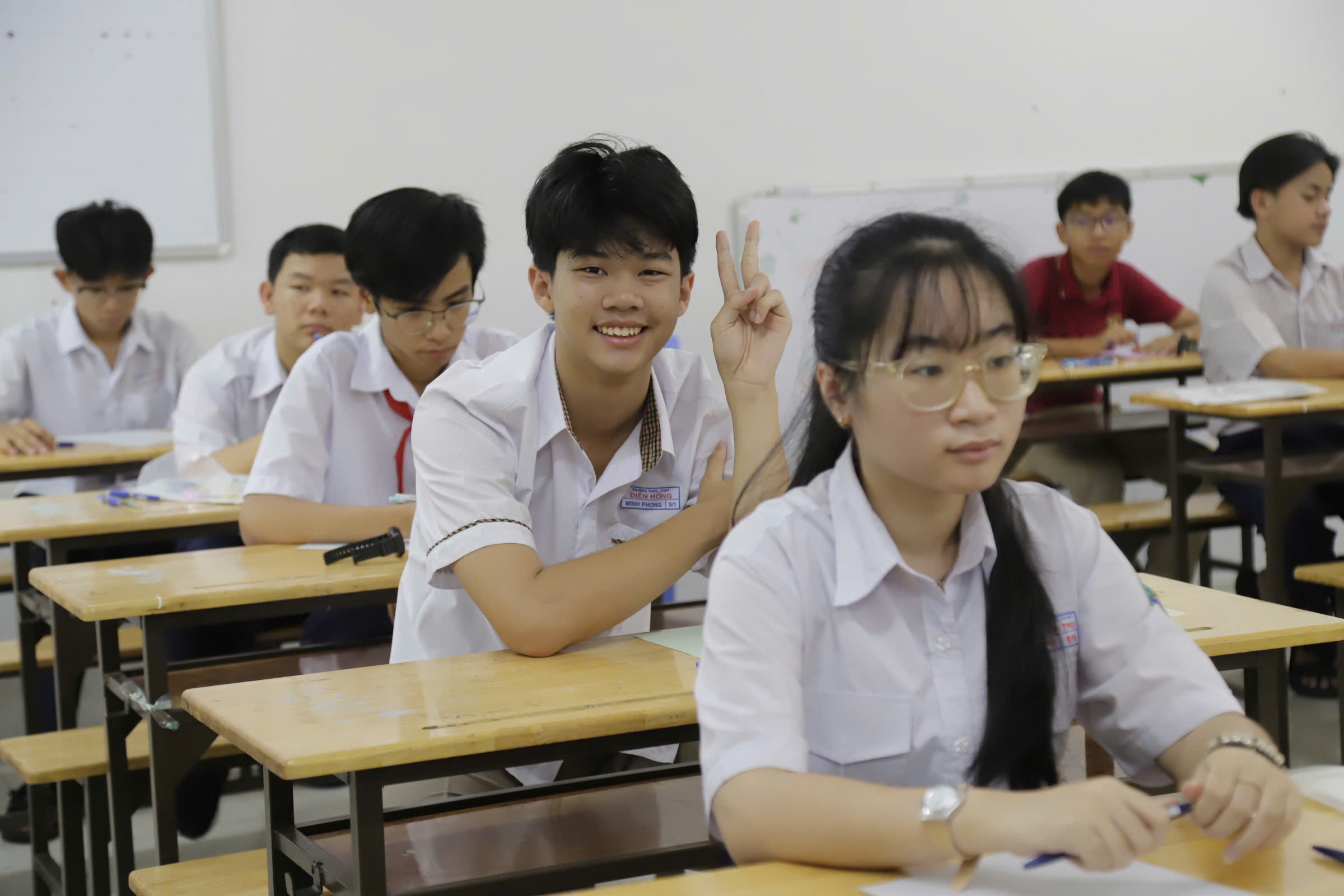 Đề thi môn tiếng Anh kỳ thi vào lớp 10 TP.HCM - Ảnh 2. Thí sinh reo vui với đề tiếng Anh thi vào lớp 10 TP.HCM - Ảnh 4.
