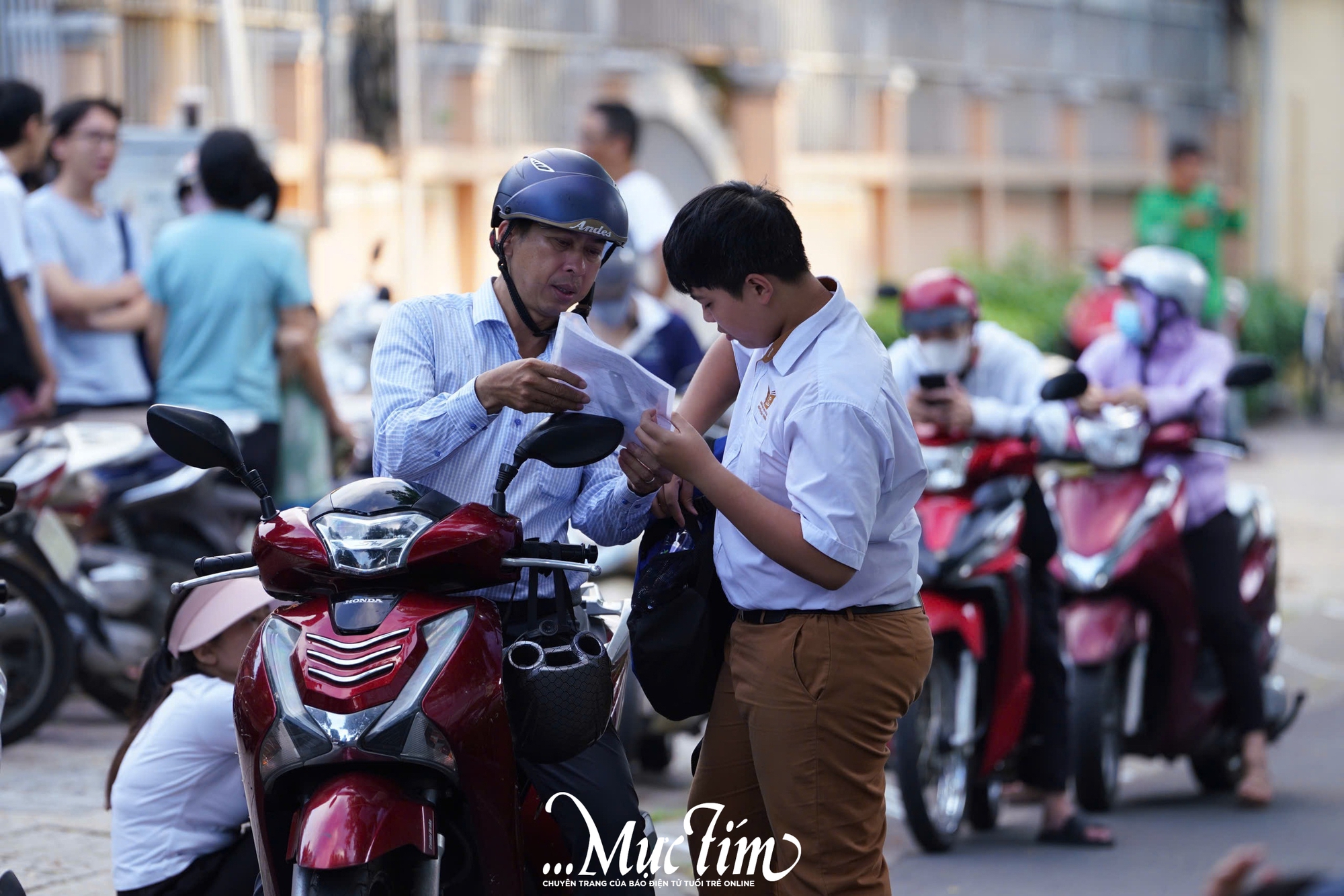 Thí sinh 2K10 đến sớm, sẵn sàng cho kỳ thi tuyển sinh vào lớp 10- Ảnh 1.