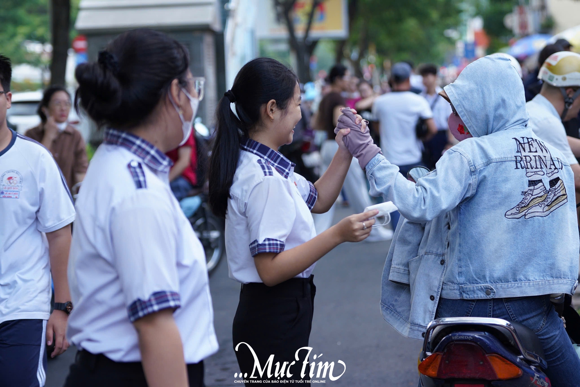 Thí sinh 2K10 đến sớm, sẵn sàng cho kỳ thi tuyển sinh vào lớp 10- Ảnh 13.