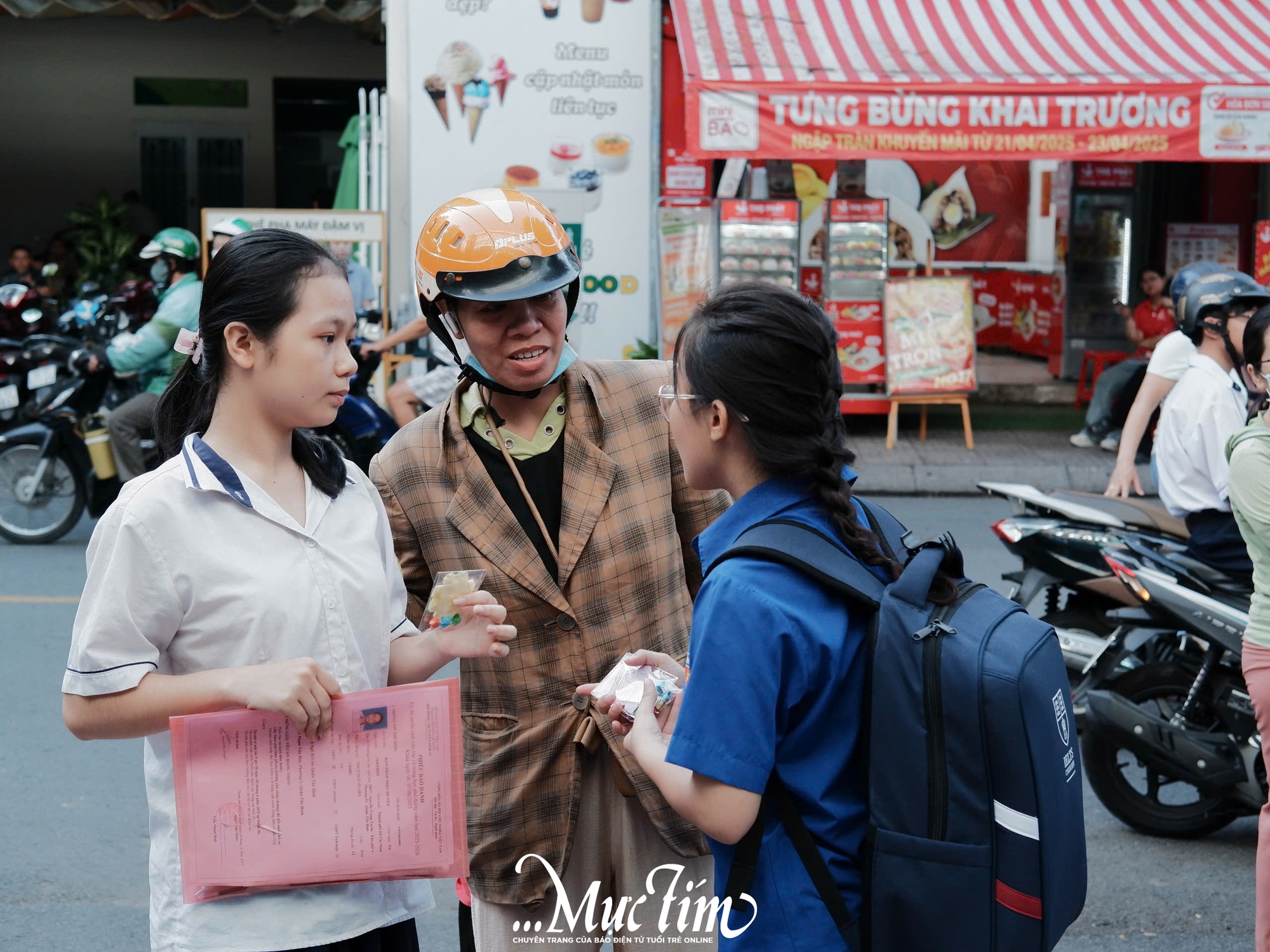 Cánh cửa kỳ thi tuyển sinh lớp 10 TP.HCM mở ra từ những vòng tay tiễn con đến trường- Ảnh 1.