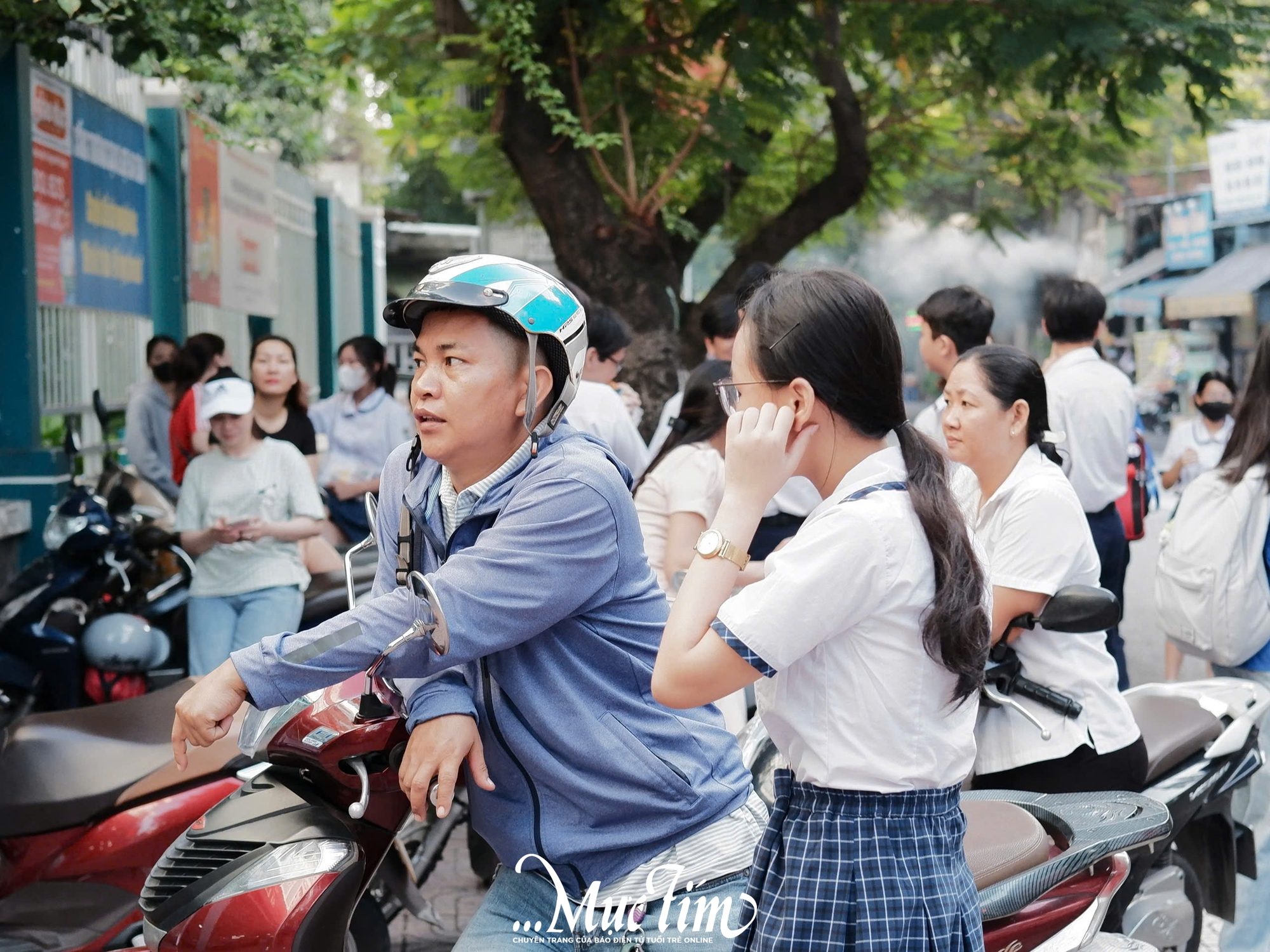 Cánh cửa kỳ thi tuyển sinh lớp 10 TP.HCM mở ra từ những vòng tay tiễn con đến trường- Ảnh 3.