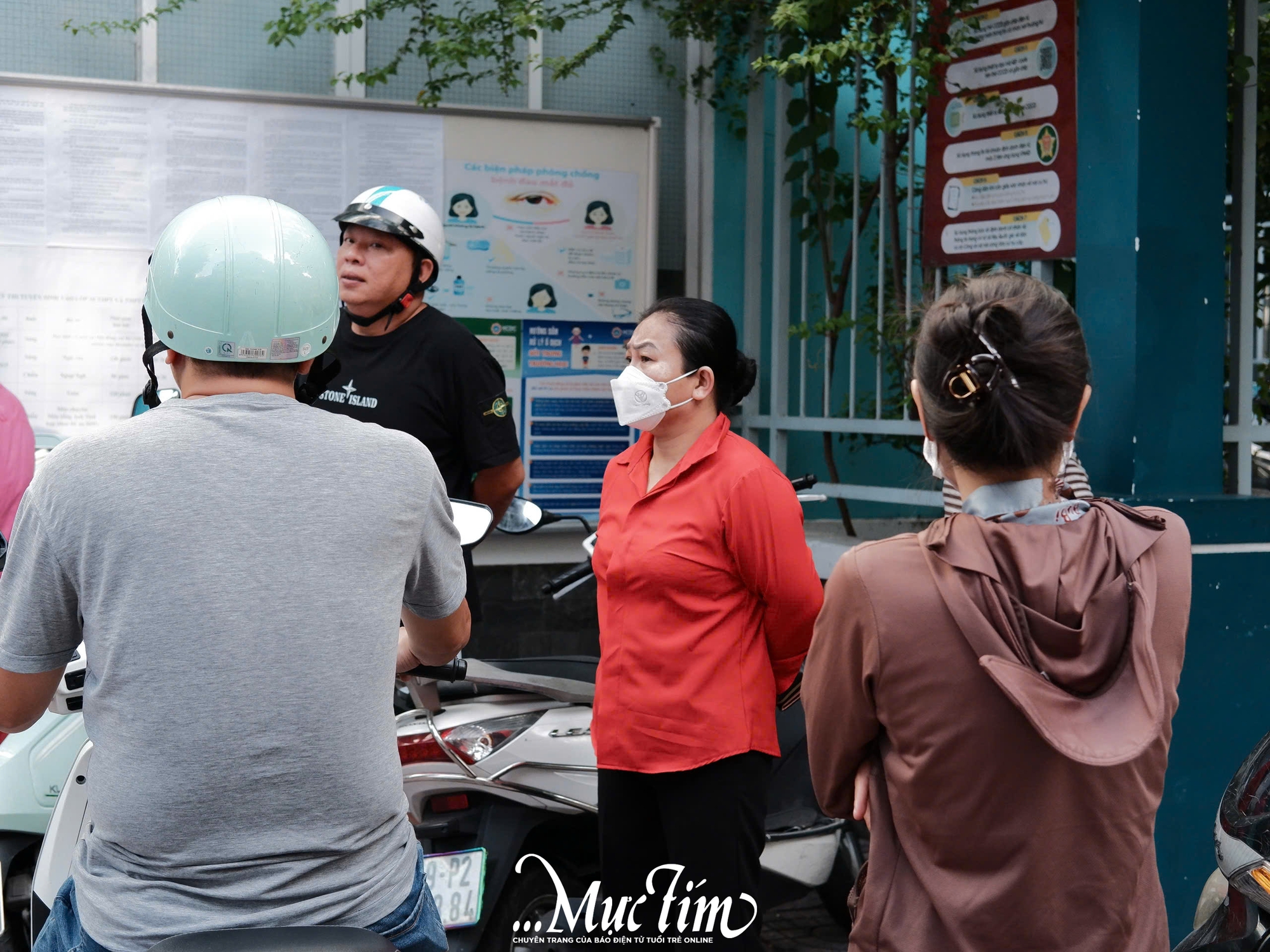 Cánh cửa kỳ thi tuyển sinh lớp 10 TP.HCM mở ra từ những vòng tay tiễn con đến trường- Ảnh 10.