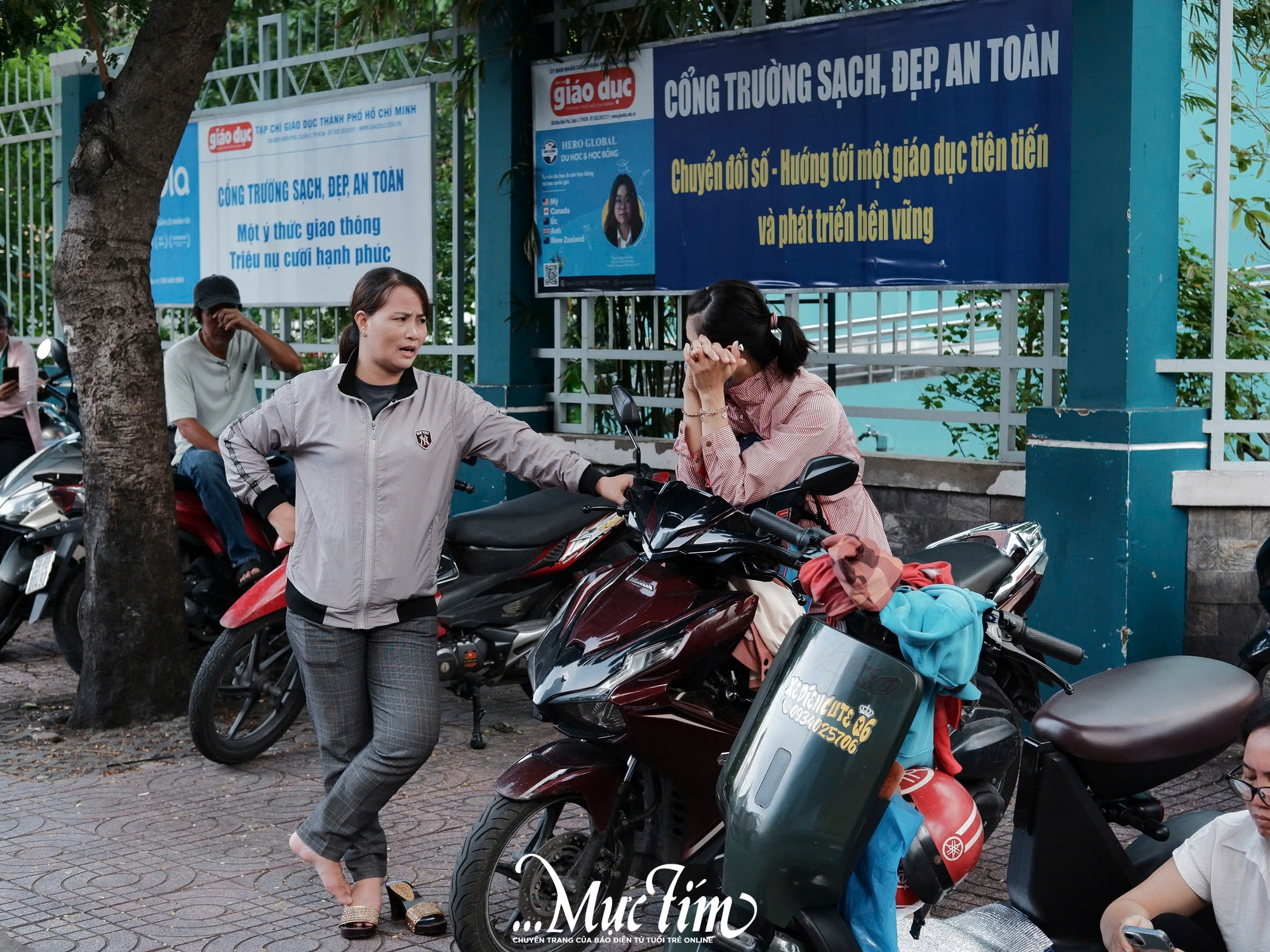 Cánh cửa kỳ thi tuyển sinh lớp 10 TP.HCM mở ra từ những vòng tay tiễn con đến trường- Ảnh 13.