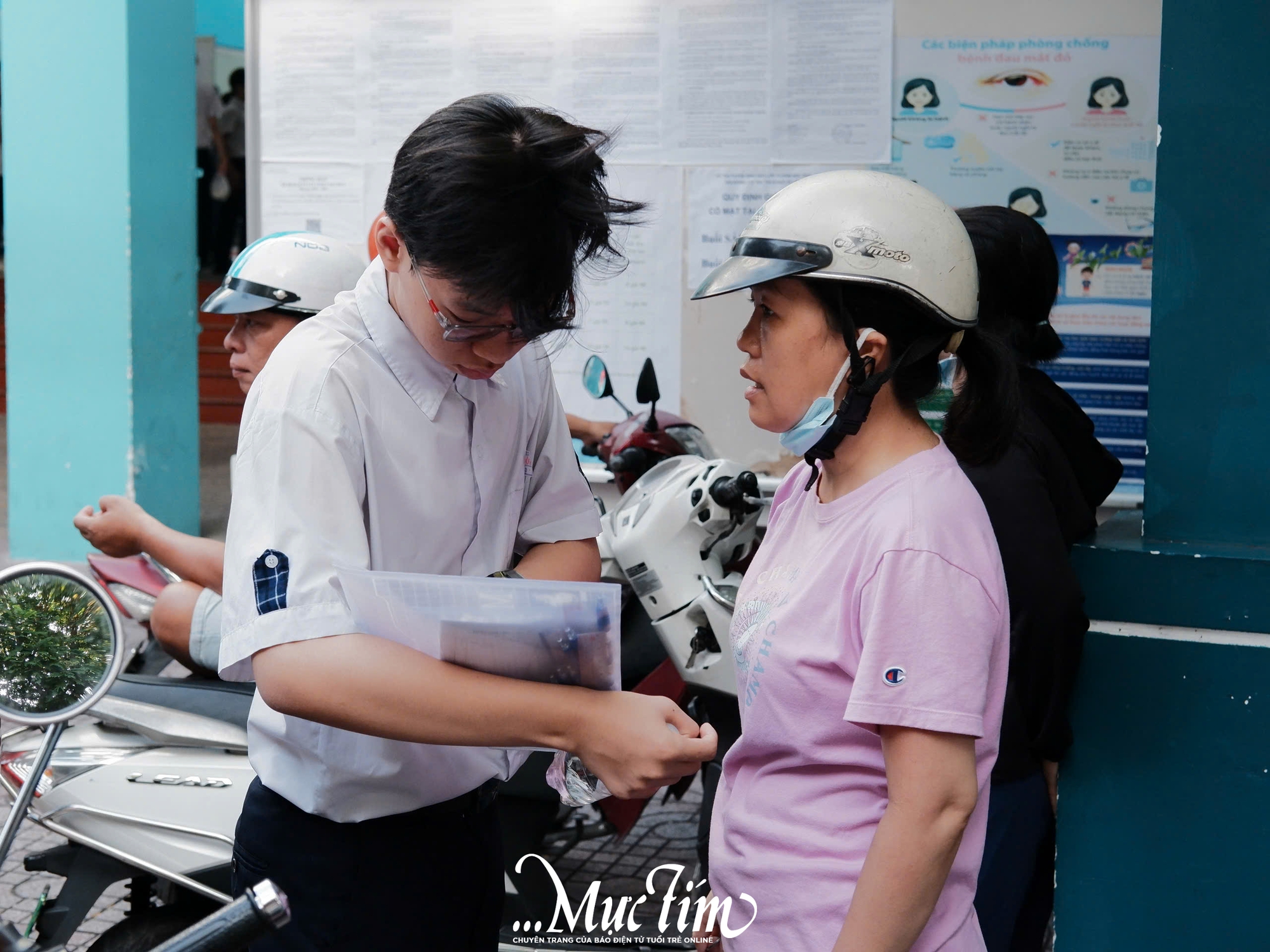 Cánh cửa kỳ thi tuyển sinh lớp 10 TP.HCM mở ra từ những vòng tay tiễn con đến trường- Ảnh 8.