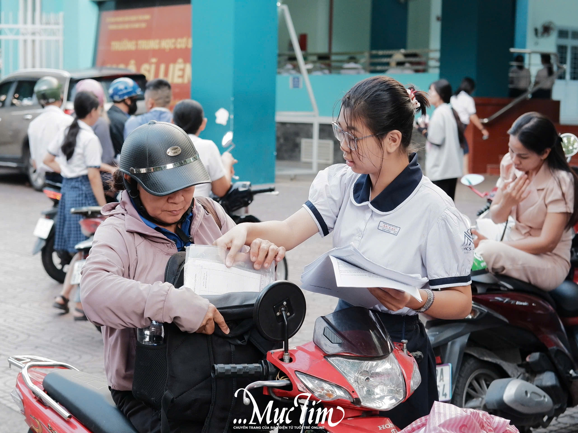 Cánh cửa kỳ thi tuyển sinh lớp 10 TP.HCM mở ra từ những vòng tay tiễn con đến trường- Ảnh 9.