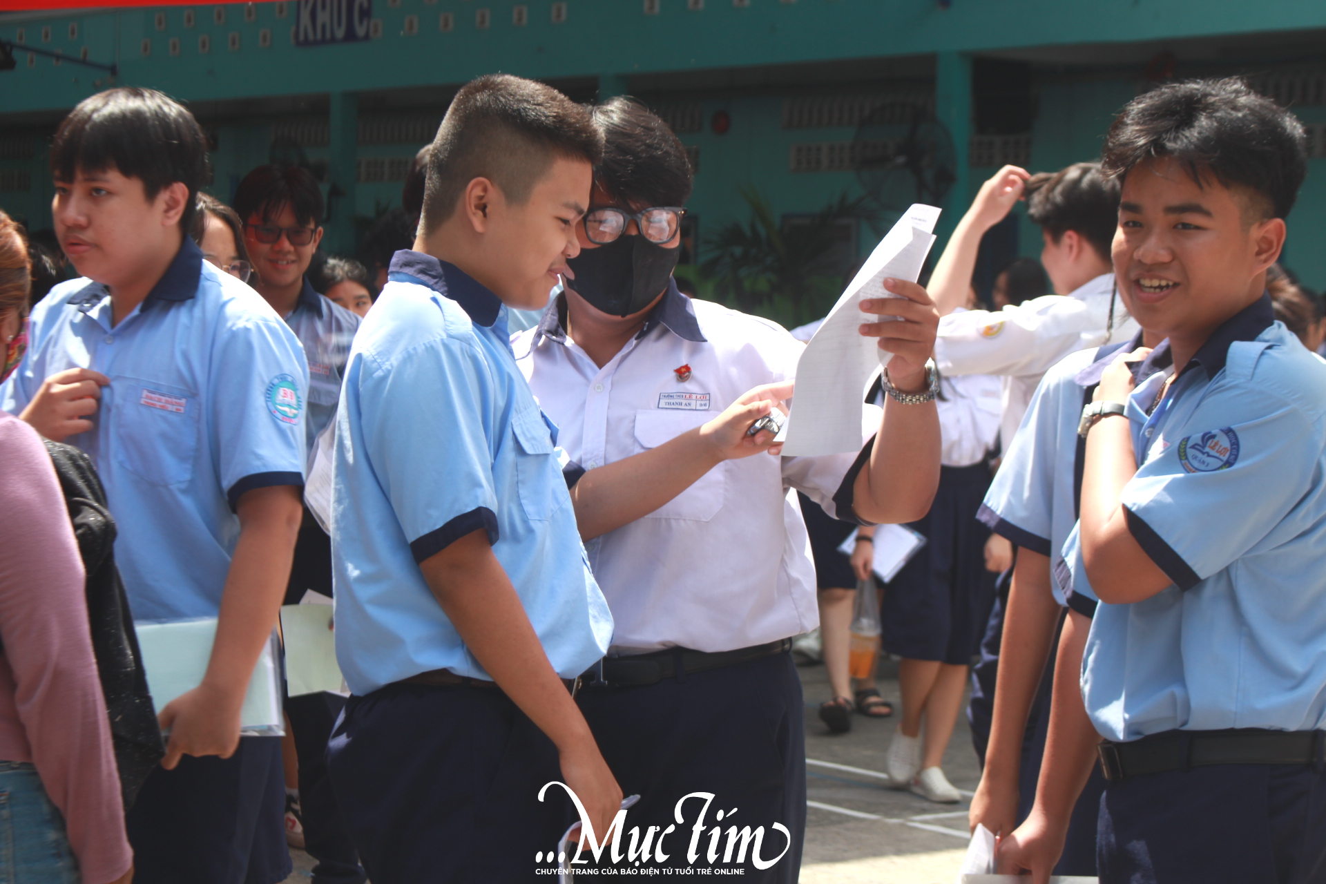 Chiều nay 6-6, thí sinh TP.HCM tiếp tục thi tuyển sinh lớp 10 môn tiếng Anh- Ảnh 1.