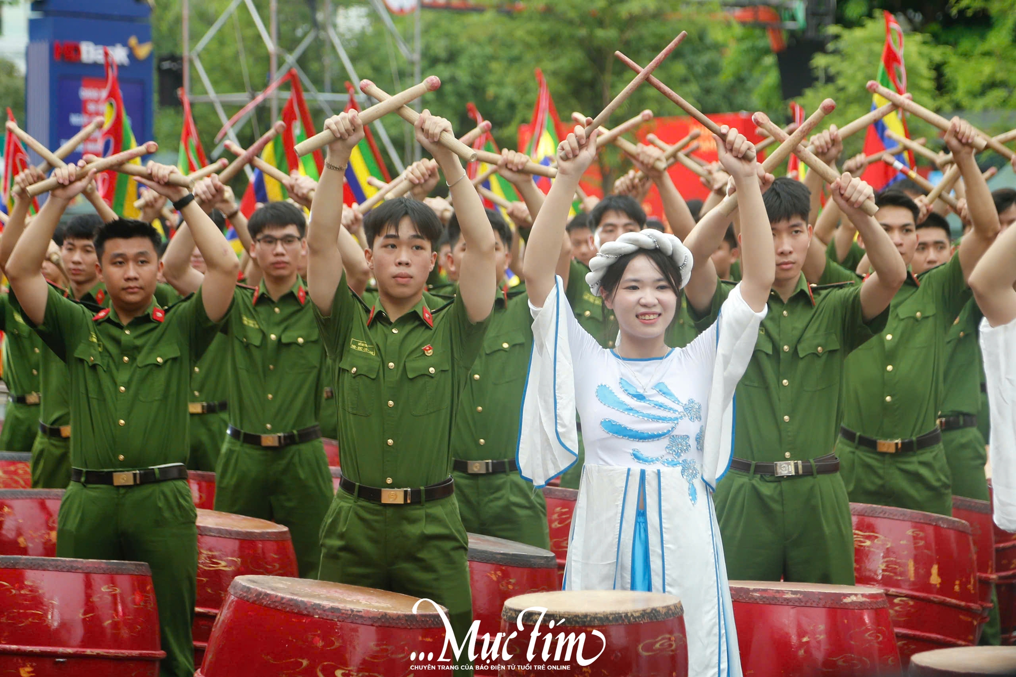 Nhiều bạn trẻ đứng dưới mưa xem chiến sĩ công an biểu diễn võ thuật, trấn áp tội phạm- Ảnh 1.