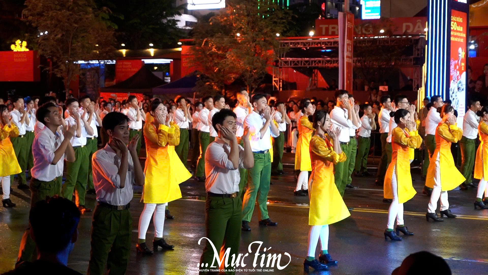 Nhiều bạn trẻ đứng dưới mưa xem chiến sĩ công an biểu diễn võ thuật, trấn áp tội phạm- Ảnh 7.