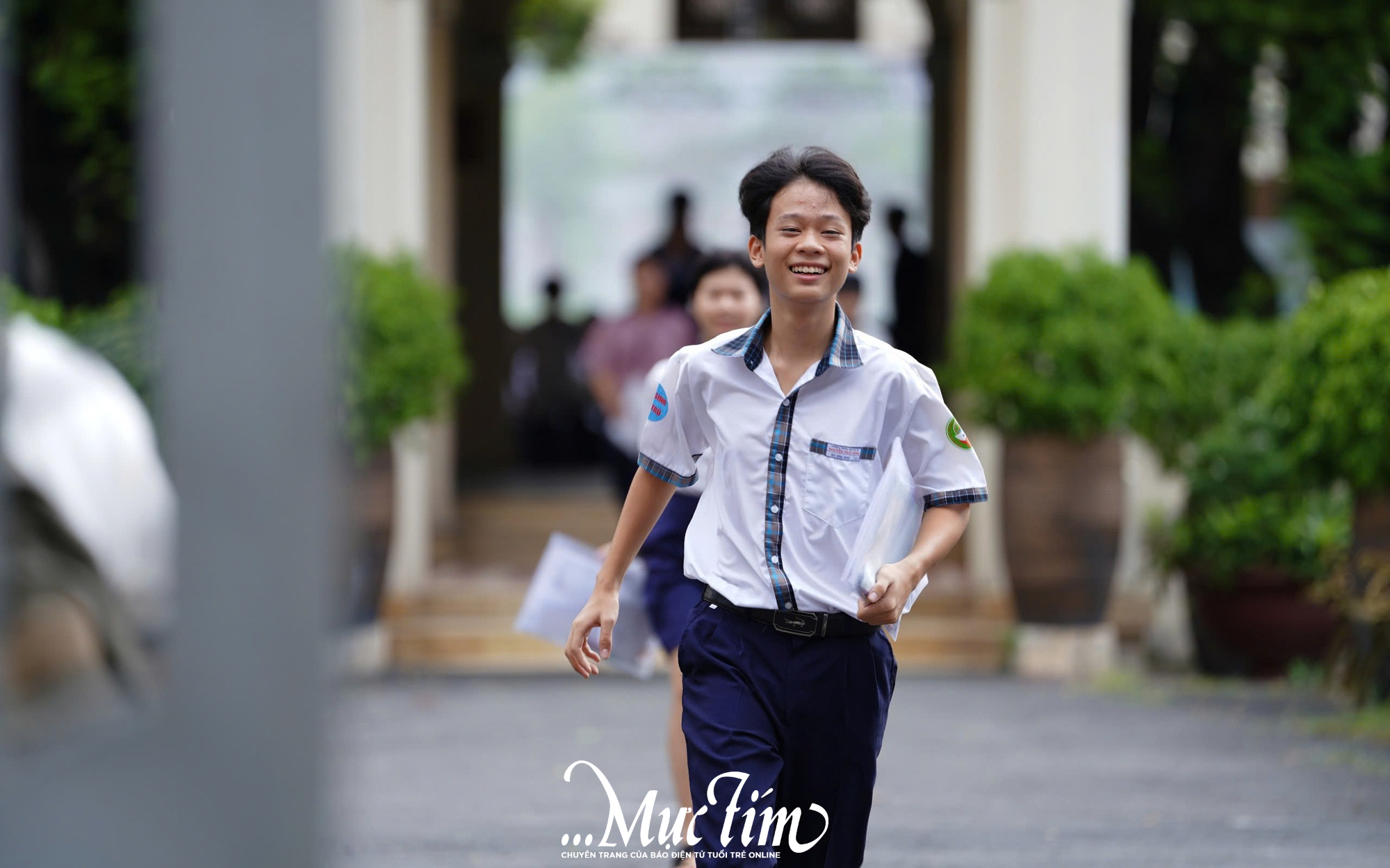 Thí sinh thở phào nhẹ nhõm sau khi thi môn chuyên tuyển sinh lớp 10 tại TP.HCM- Ảnh 9.