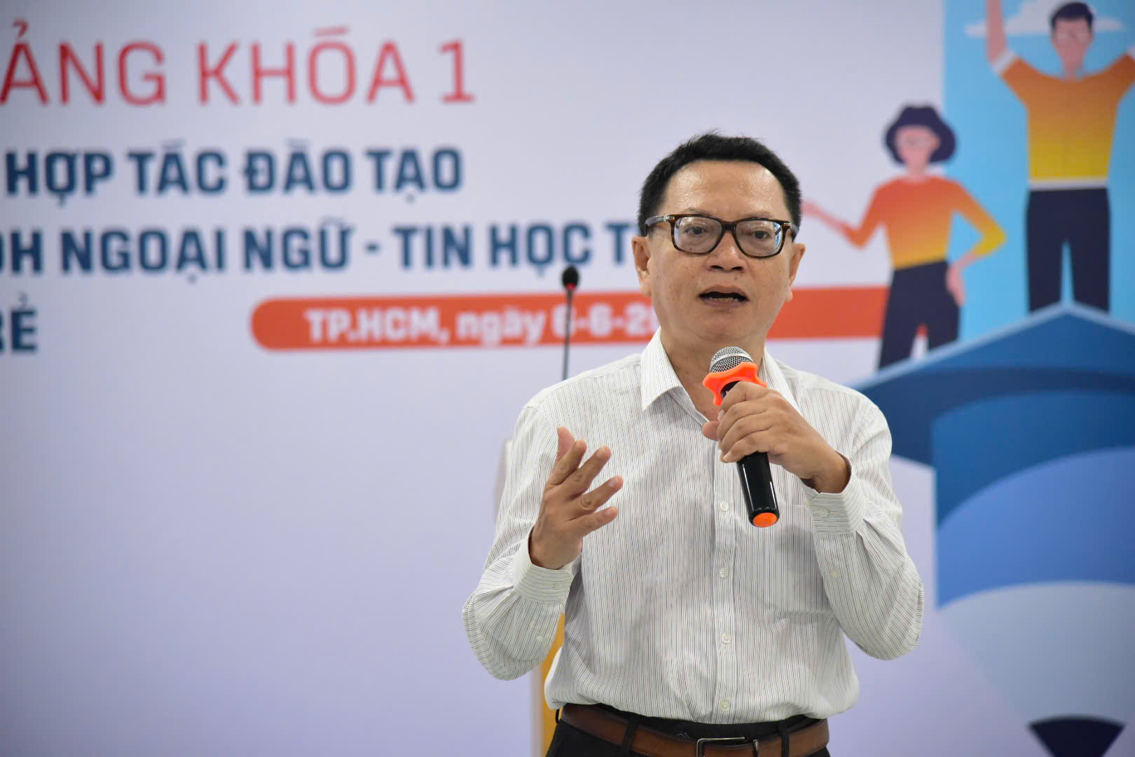 Báo Tuổi Trẻ đào tạo chuyên sâu nghiệp vụ báo chí truyền thông quốc tế cho sinh viên HUFLIT - Ảnh 5.