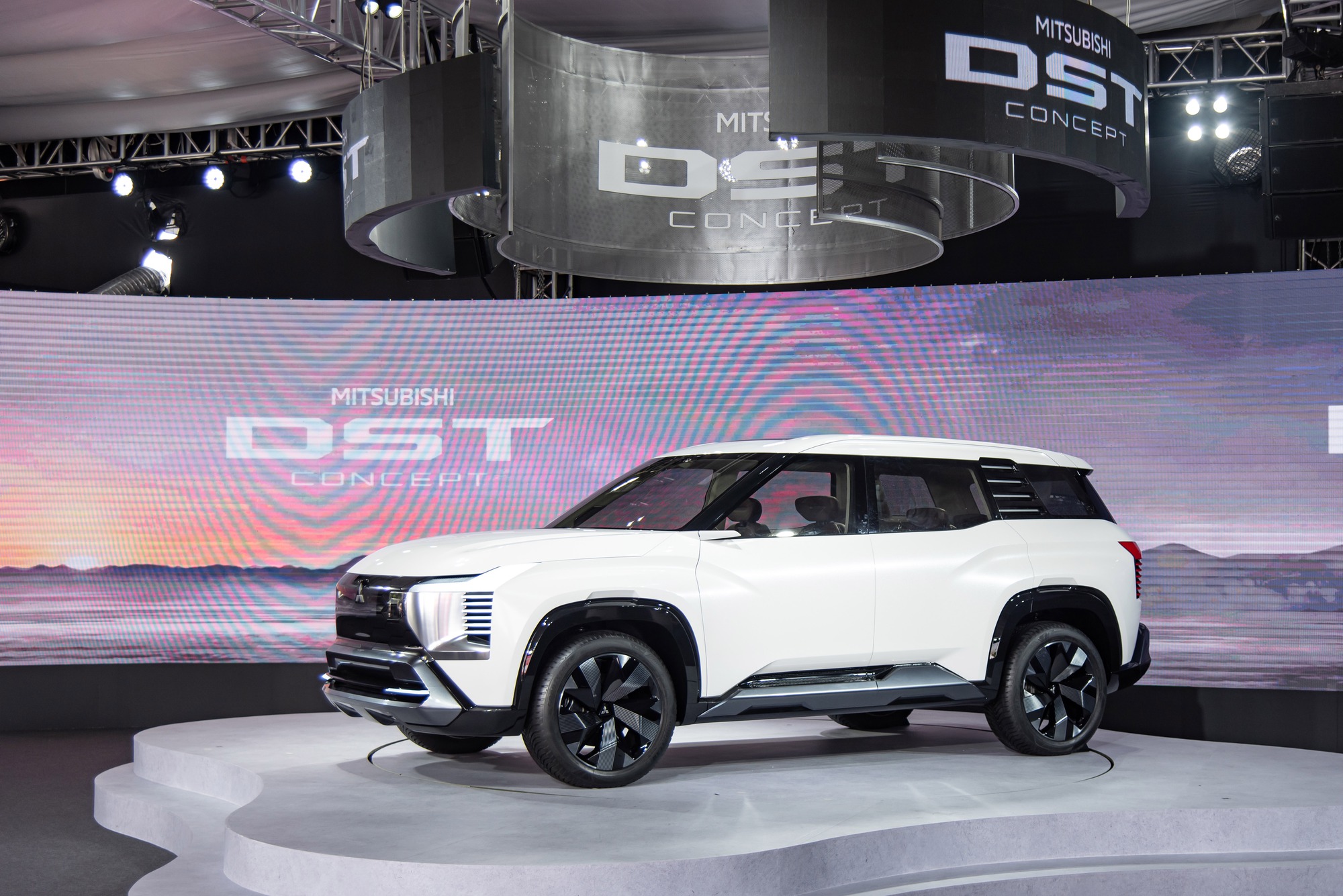Xem thực tế Mitsubishi DST Concept ngoài đời thực: Hàng 3 cực rộng, có ADAS, nhiều điểm giống Xforce đang bán chạy- Ảnh 1. Mitsubishi DST Concept - Ảnh 1.