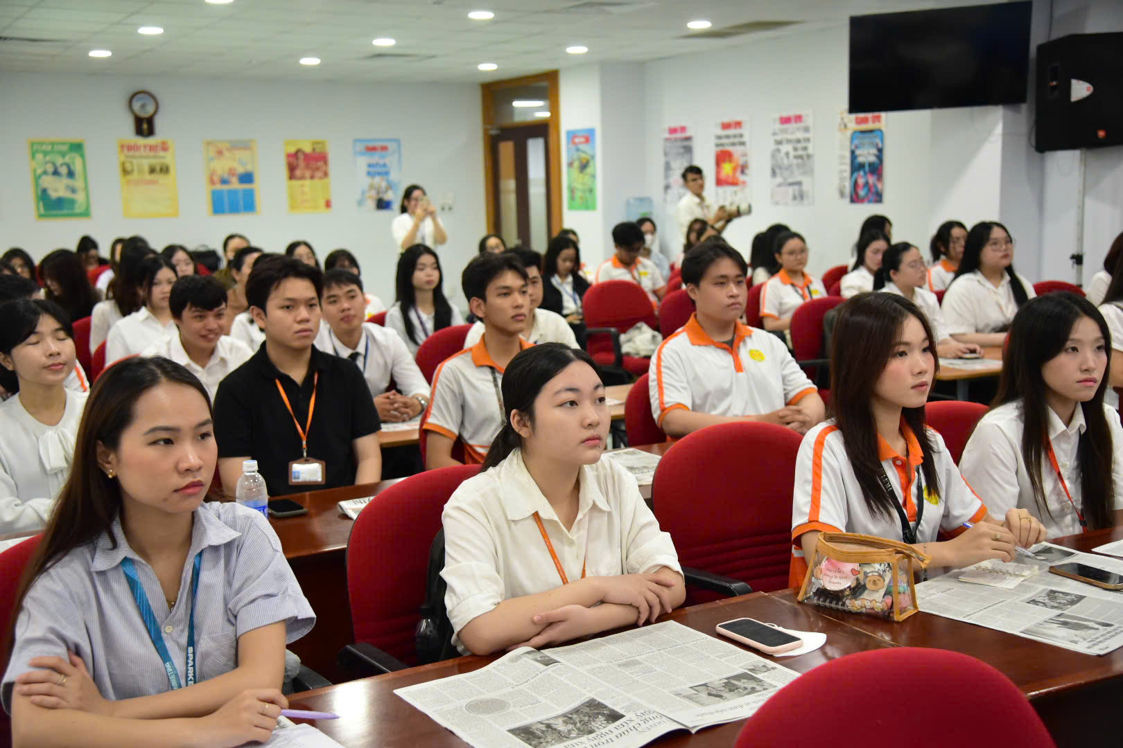 Báo Tuổi Trẻ đào tạo chuyên sâu nghiệp vụ báo chí truyền thông quốc tế cho sinh viên HUFLIT - Ảnh 6.