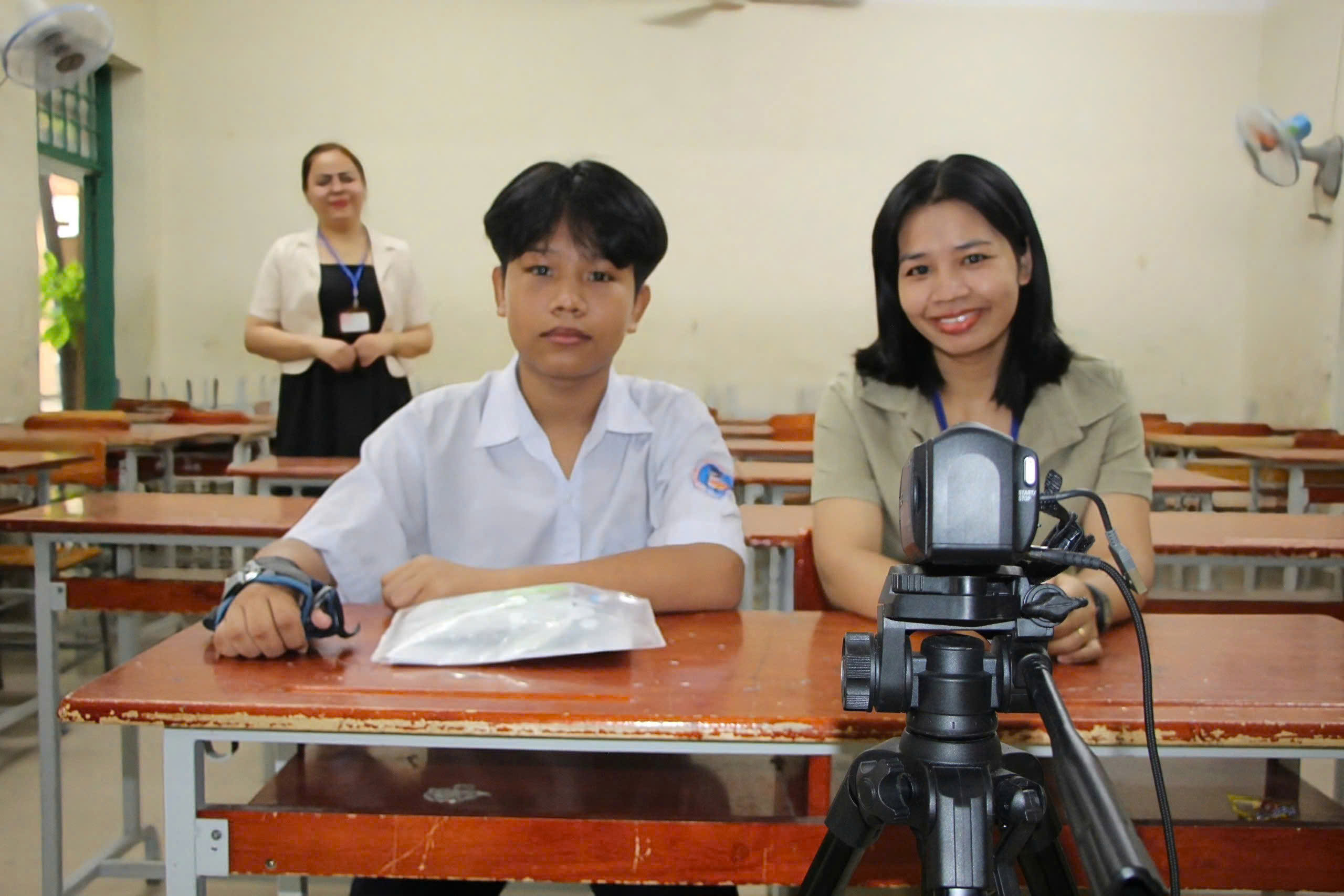 Nam sinh được giáo viên viết hộ bài thi vào lớp 10 - Ảnh 1.