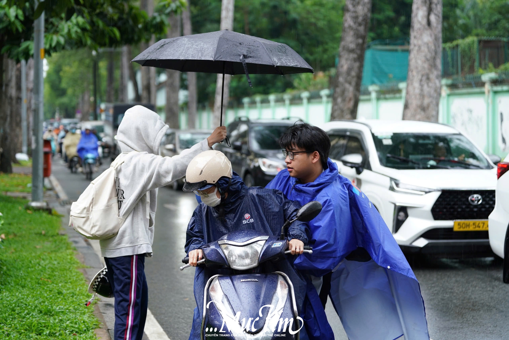 Chiều 7-6, thí sinh TP.HCM đội mưa đi thi môn chuyên- Ảnh 1.