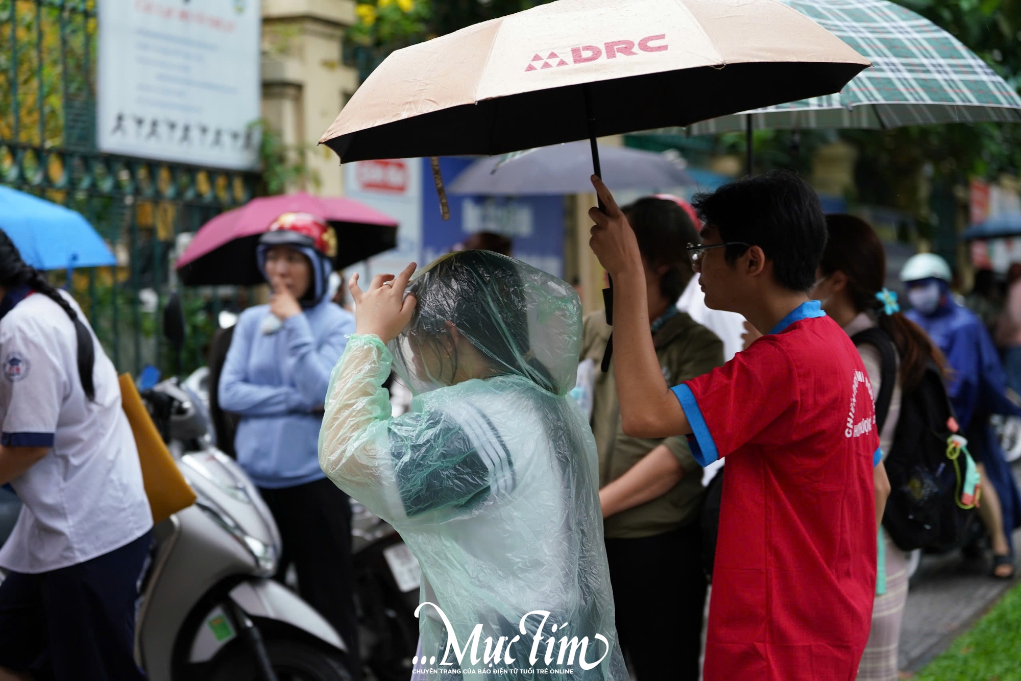 Chiều 7-6, thí sinh TP.HCM đội mưa đi thi môn chuyên- Ảnh 3.