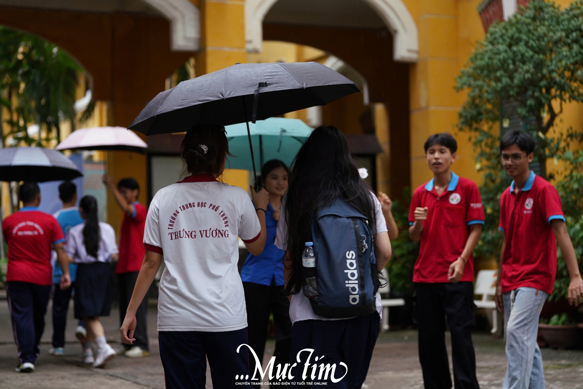 Chiều 7-6, thí sinh TP.HCM đội mưa đi thi môn chuyên- Ảnh 4.