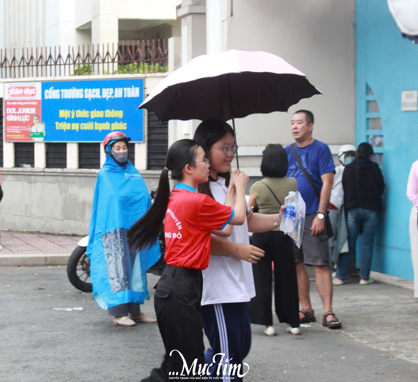 Chiều 7-6, thí sinh TP.HCM đội mưa đi thi môn chuyên- Ảnh 9.