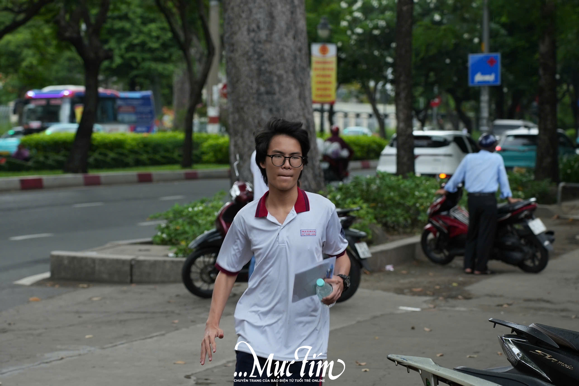 Chiều 7-6, thí sinh TP.HCM đội mưa đi thi môn chuyên- Ảnh 11.