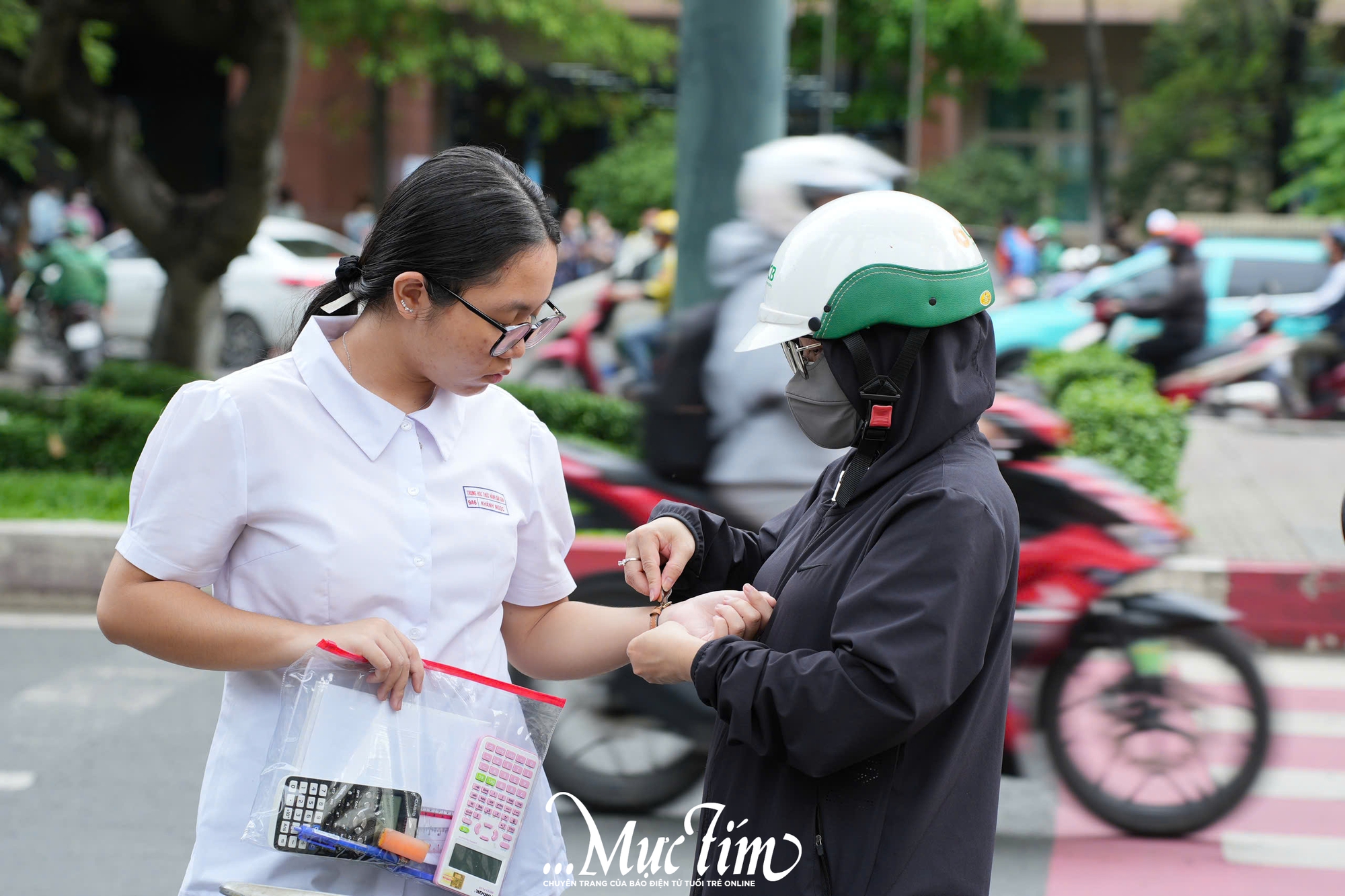 1.001 khoảnh khắc đẹp trong kỳ thi tuyển sinh lớp 10 ở TP.HCM- Ảnh 3.