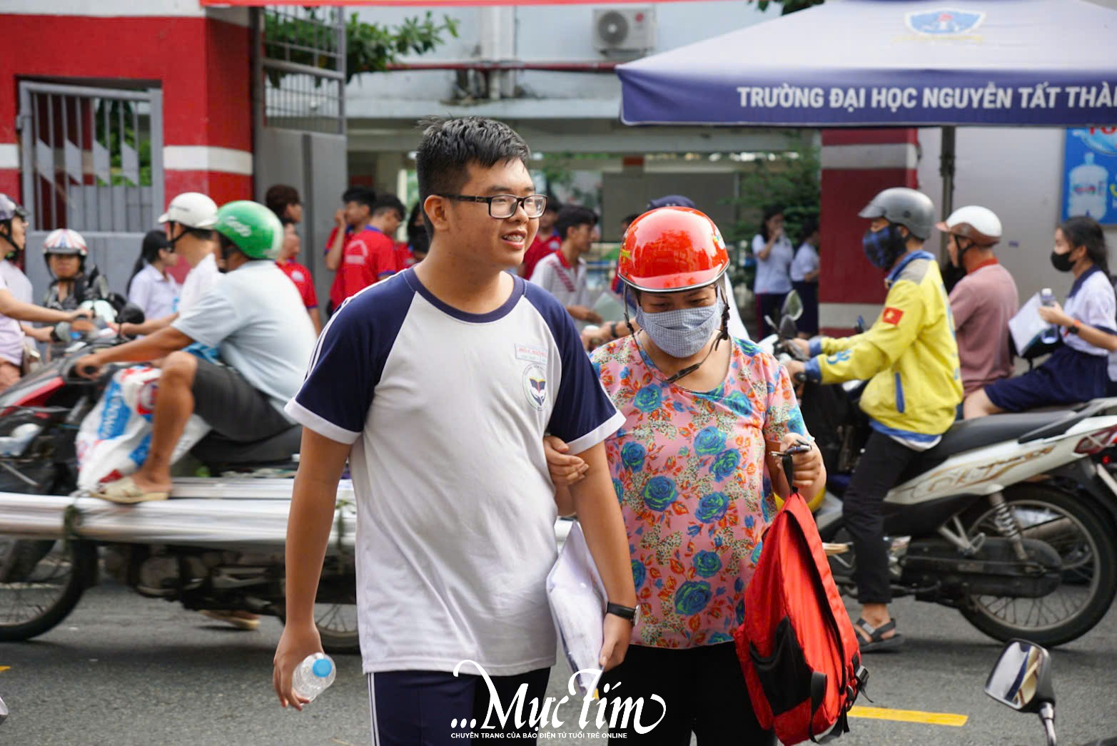 Thí sinh thở phào nhẹ nhõm sau khi thi môn chuyên tuyển sinh lớp 10 tại TP.HCM- Ảnh 4.