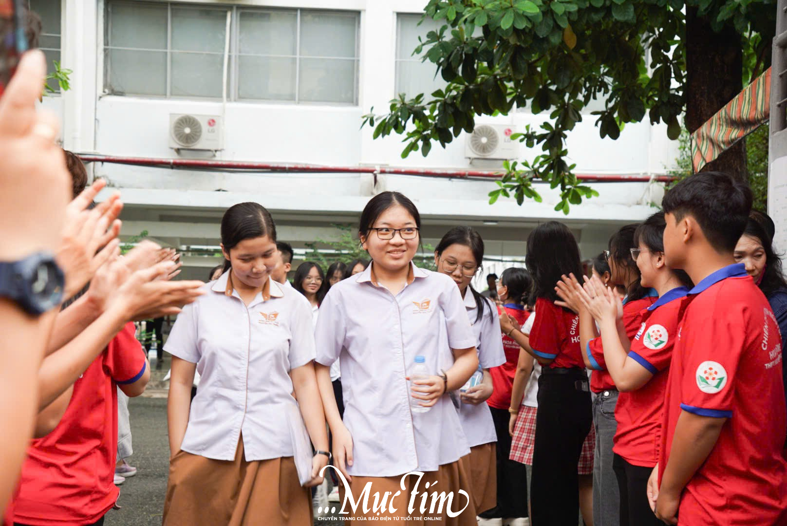 Thí sinh thở phào nhẹ nhõm sau khi thi môn chuyên tuyển sinh lớp 10 tại TP.HCM- Ảnh 5.
