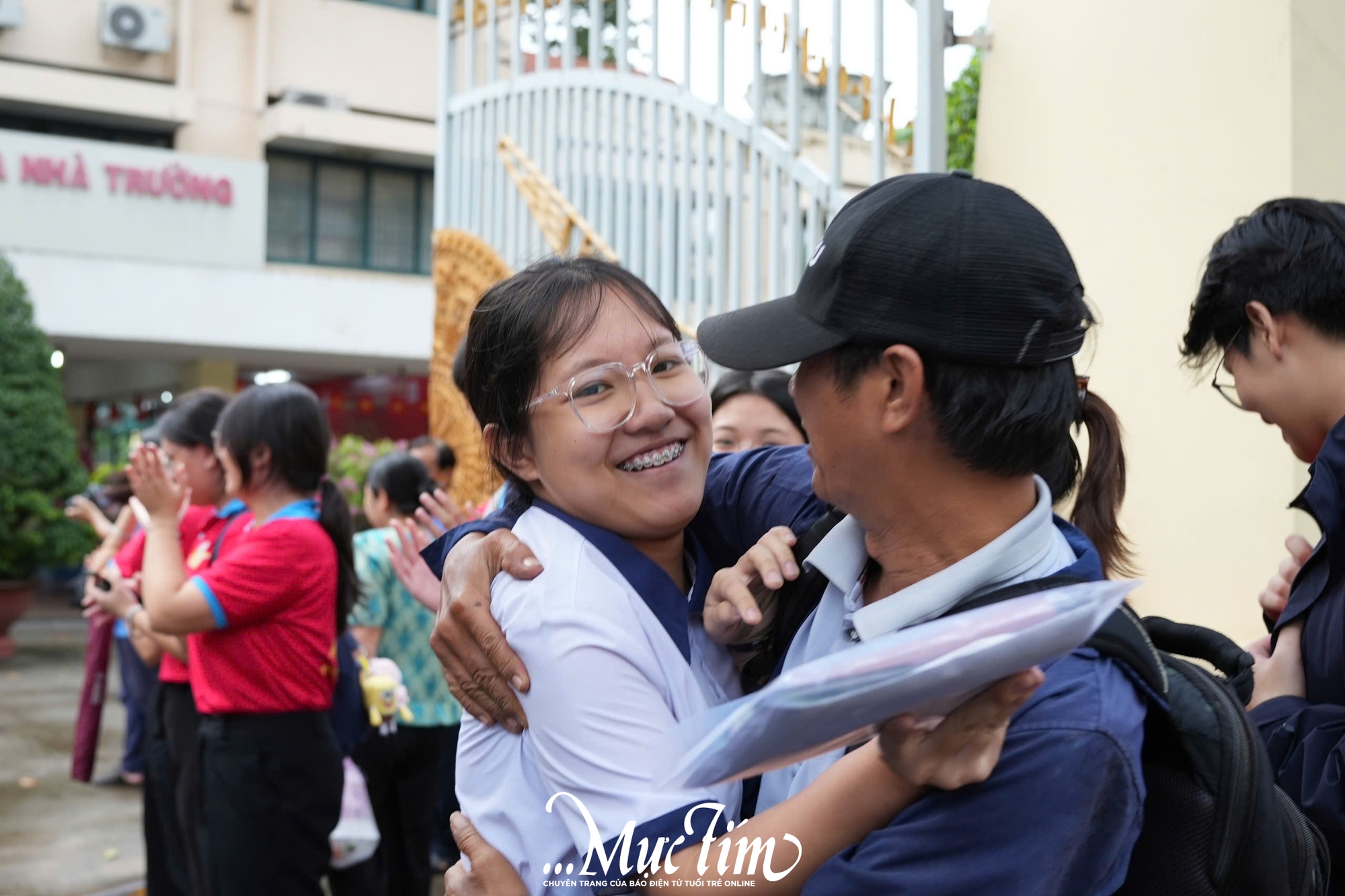 Thí sinh thở phào nhẹ nhõm sau khi thi môn chuyên tuyển sinh lớp 10 tại TP.HCM- Ảnh 6.