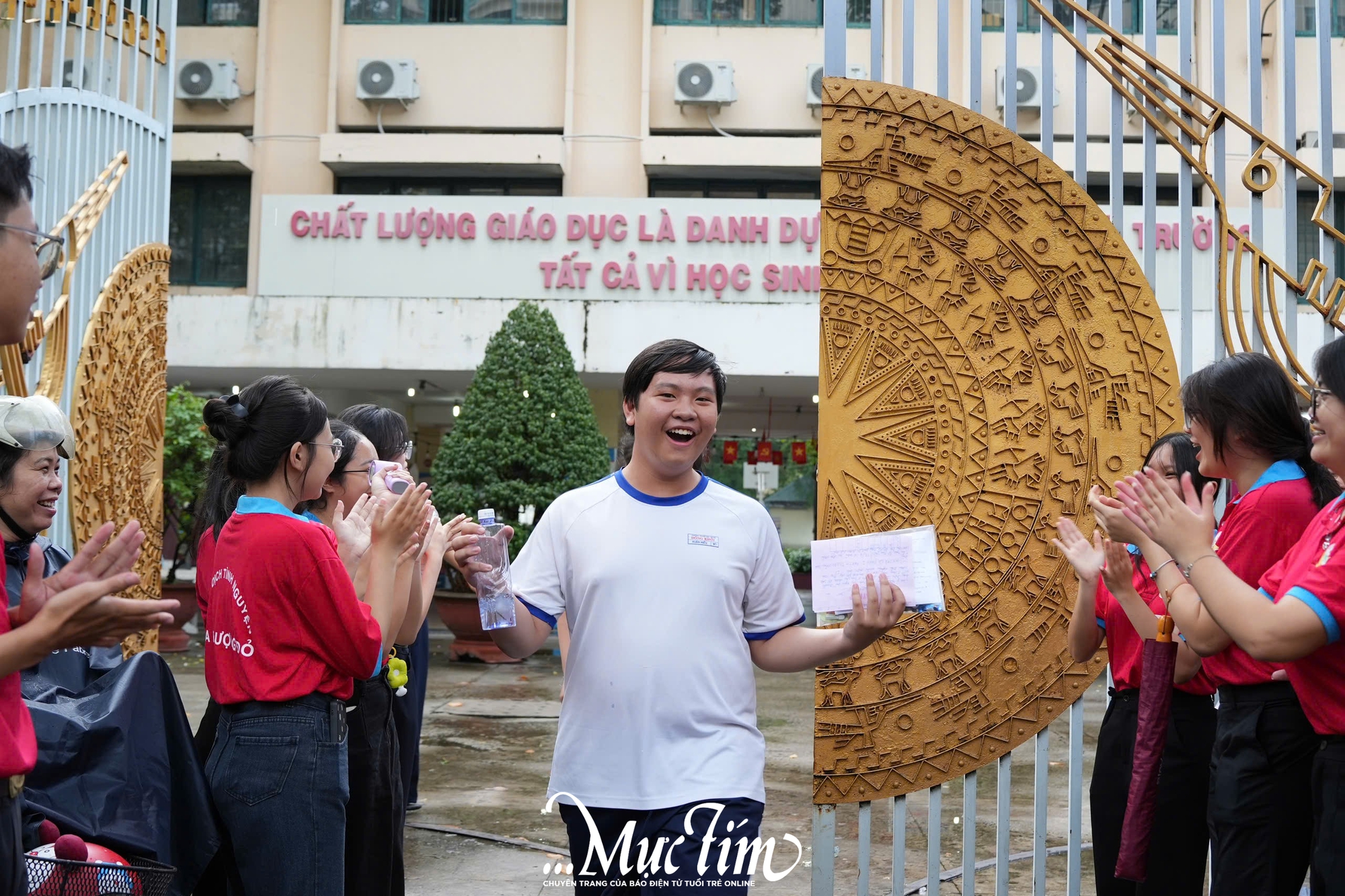 Thí sinh thở phào nhẹ nhõm sau khi thi môn chuyên tuyển sinh lớp 10 tại TP.HCM- Ảnh 8.