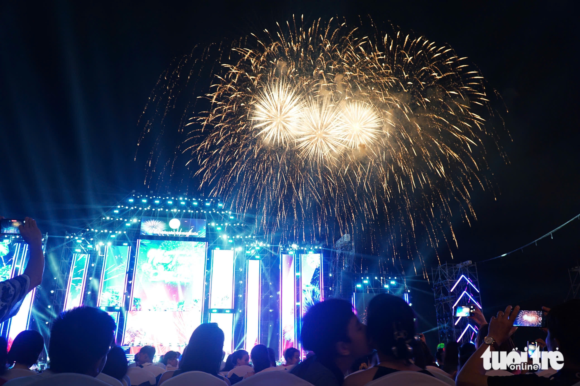 Du khách thích thú thưởng thức đại nhạc hội Nha Trang say hi - Ảnh 7. Nha Trang - Ảnh 6.
