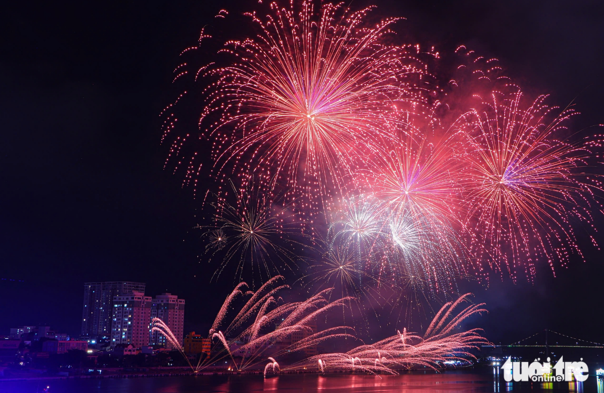 Fireworks shows by Vietnam, Poland wow Da Nang crowds with sights, sounds