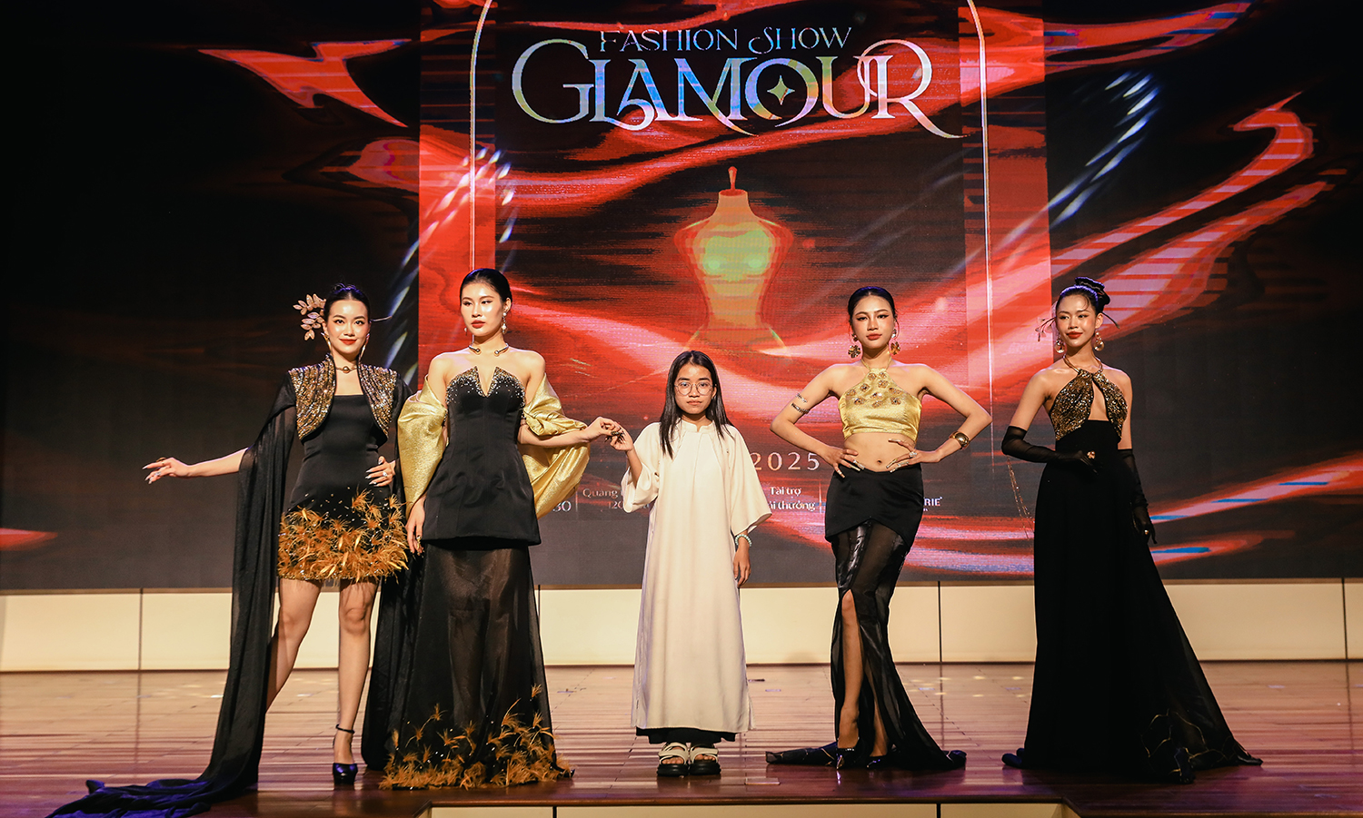 Show đồ án tốt nghiệp thời trang dạ hội đầy cảm hứng của sinh viên Đại học Duy Tân - Ảnh 8.
