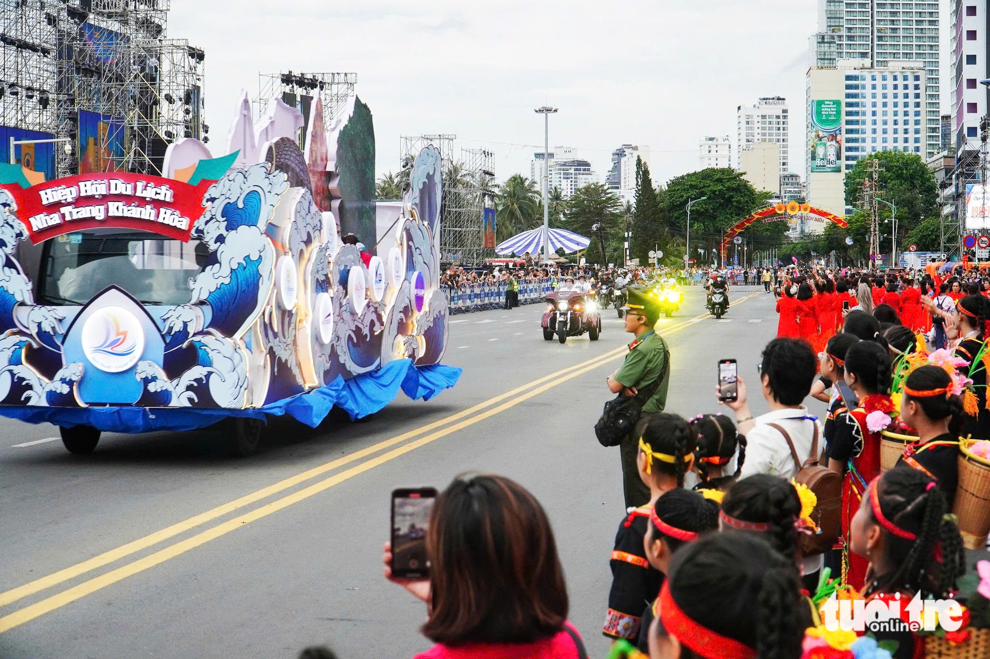 Rực rỡ lễ hội Carnival trên đường phố Nha Trang - Ảnh 1. Nha Trang - Ảnh 1.