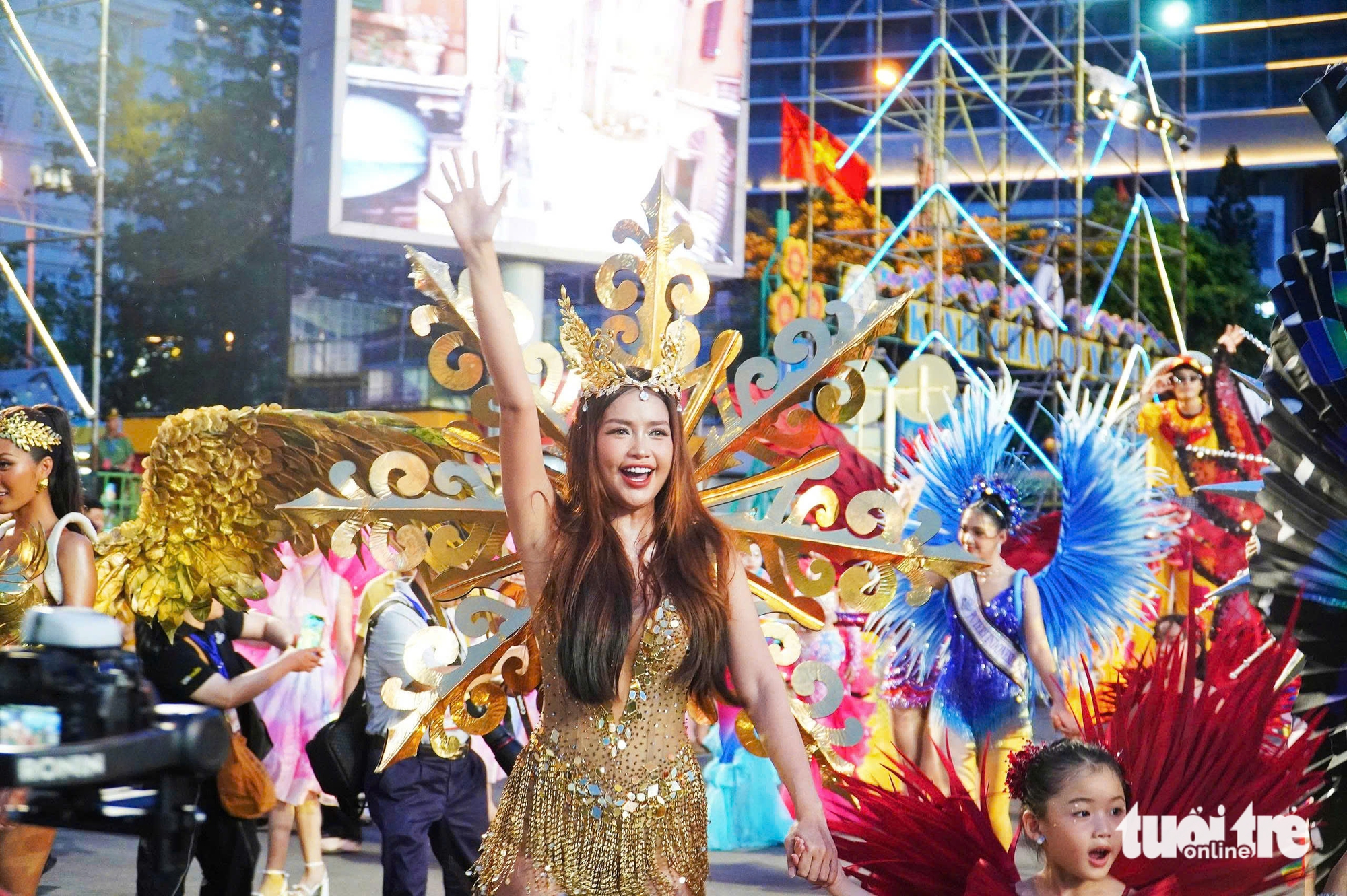 Rực rỡ lễ hội Carnival trên đường phố Nha Trang - Ảnh 6. Nha Trang - Ảnh 6.