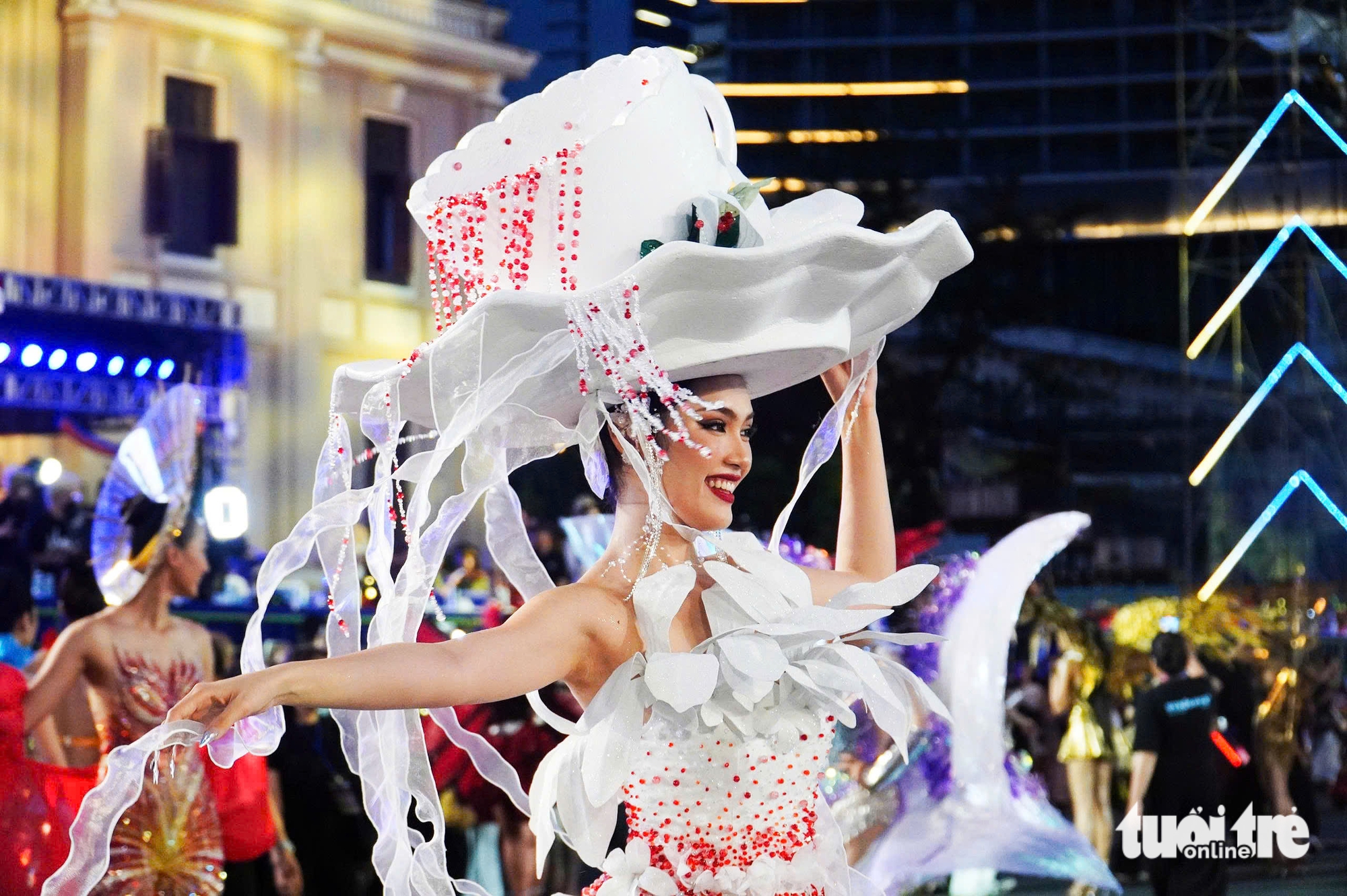Rực rỡ lễ hội Carnival trên đường phố Nha Trang - Ảnh 8. Rực rỡ lễ hội Carnival trên đường phố Nha Trang - Ảnh 8.