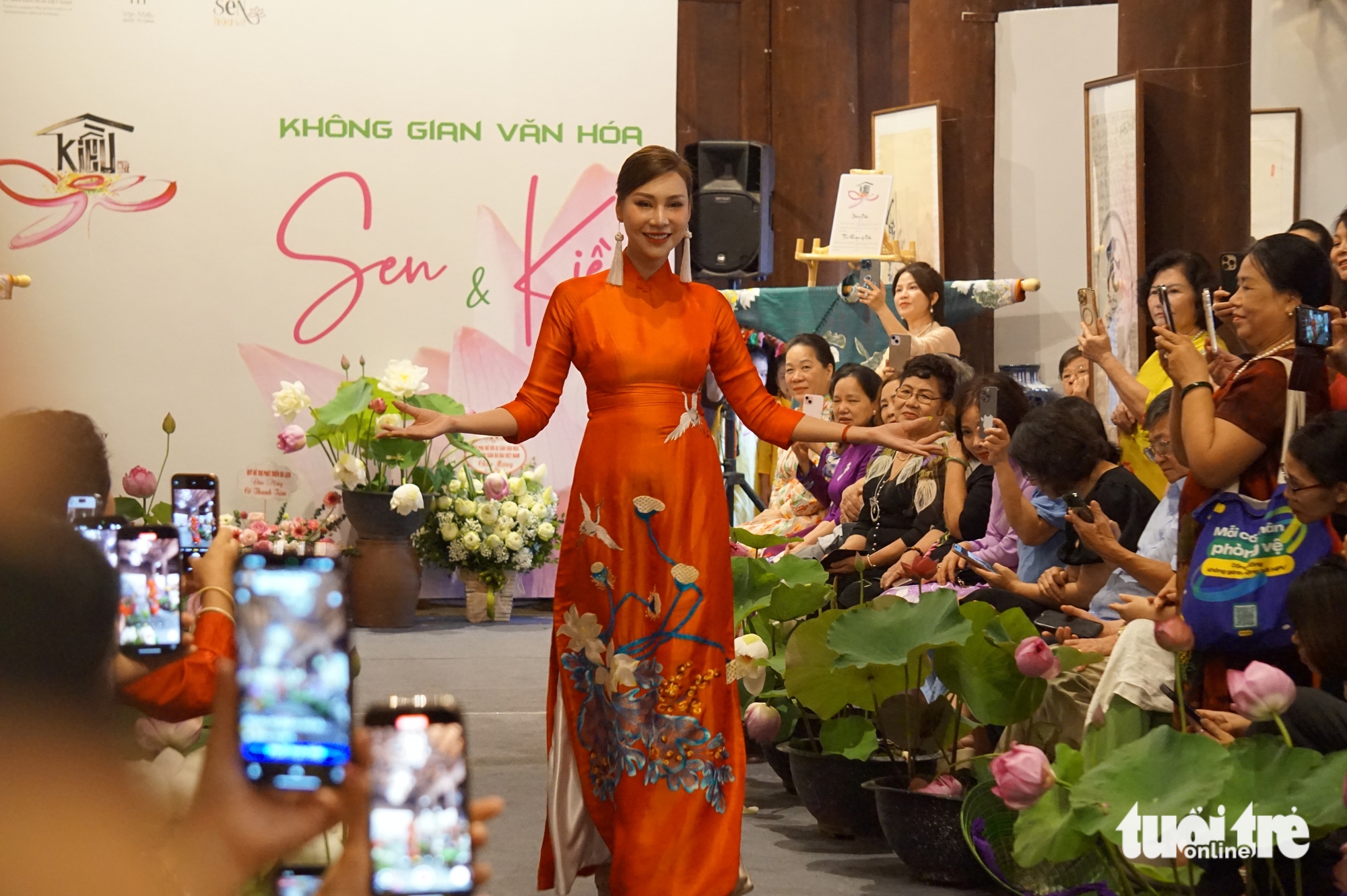 Přinesení celého lotosového jezírka na nádvoří Chrámu literatury - Foto 2. hồ sen - Ảnh 2.