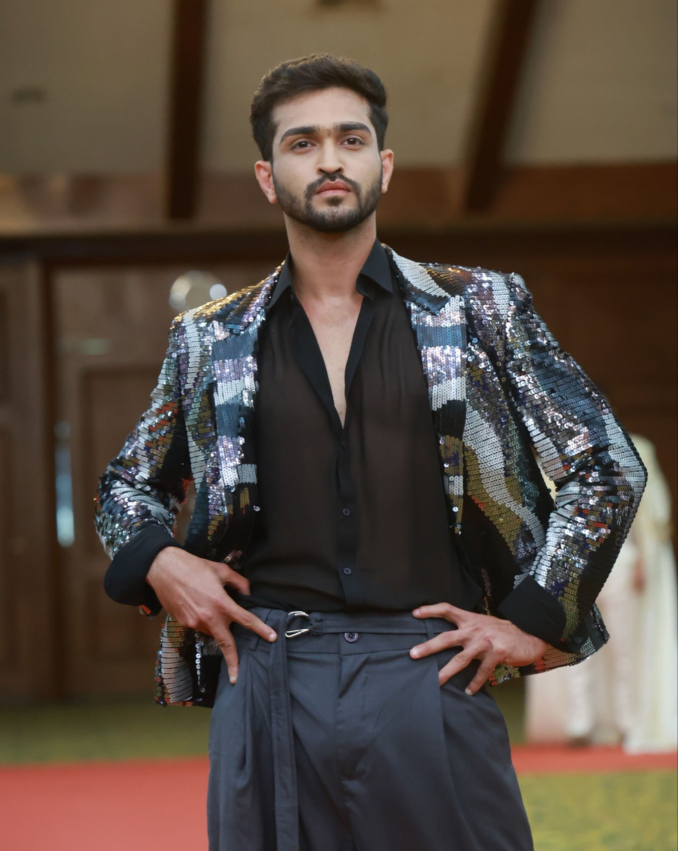 Manhunt International 2025: Noche de moda monótona y sin atractivo - Foto 2. Manhunt International - Ảnh 2.