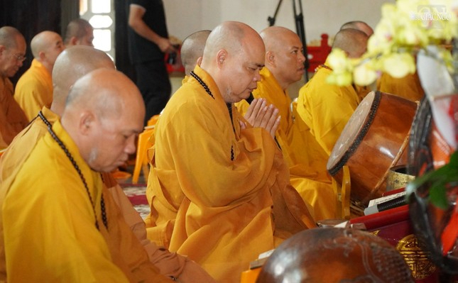 ທ່ານປະທານປະເທດ ຫງວຽນວັນຟຸກ ຕີລະຄັງສັນຕິພາບ ເພື່ອສັນຕິພາບ ແລະ ຄວາມວັດທະນາຖາວອນຂອງປະເທດຊາດຢູ່ວັດ Vinh Nghiem - ຮູບທີ 2. thỉnh chuông - Ảnh 2.